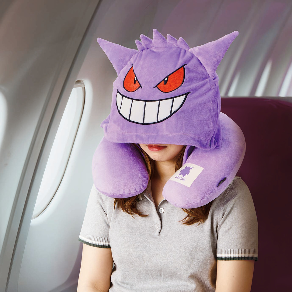 ゴーストポケモン「ゲンガー」のネックピローやパスポートケース新登場