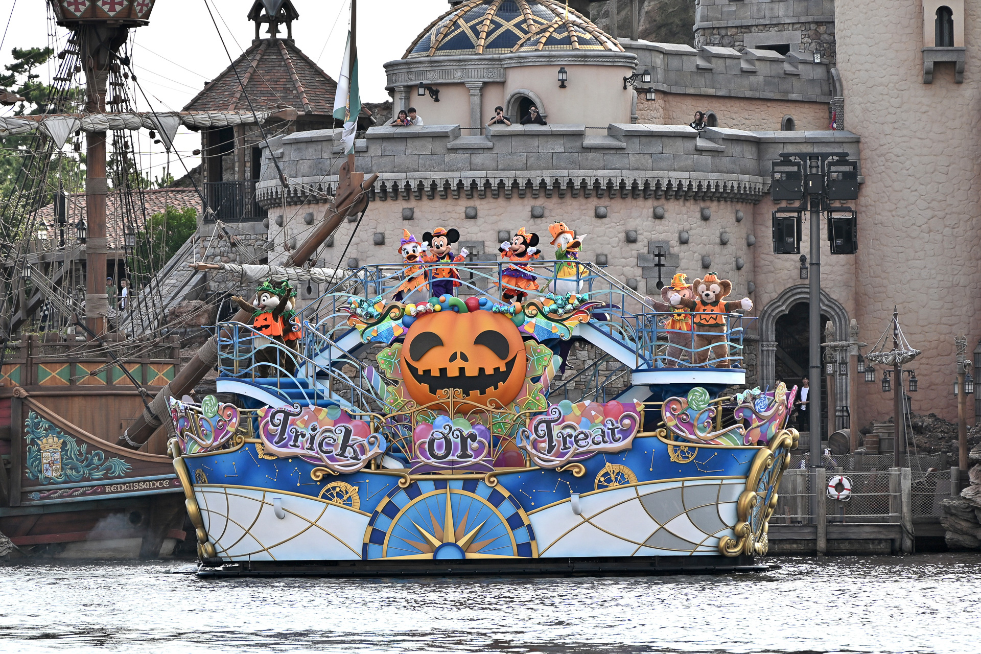 表情が変化する大きなカボチャがデザインされた船に乗ってハーバーに登場