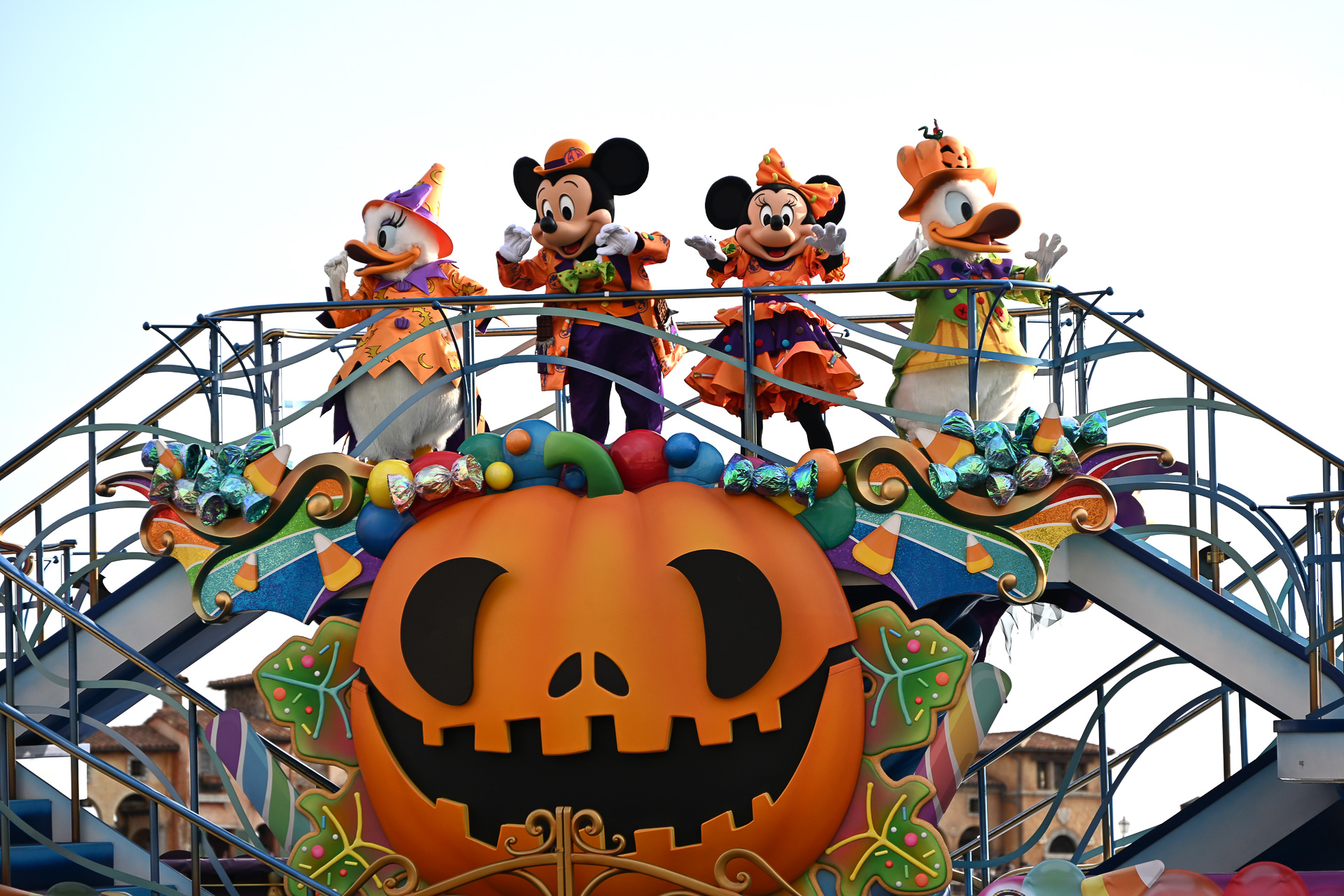 ミッキーマウスやミニーマウスたちの衣装はお菓子がモチーフ