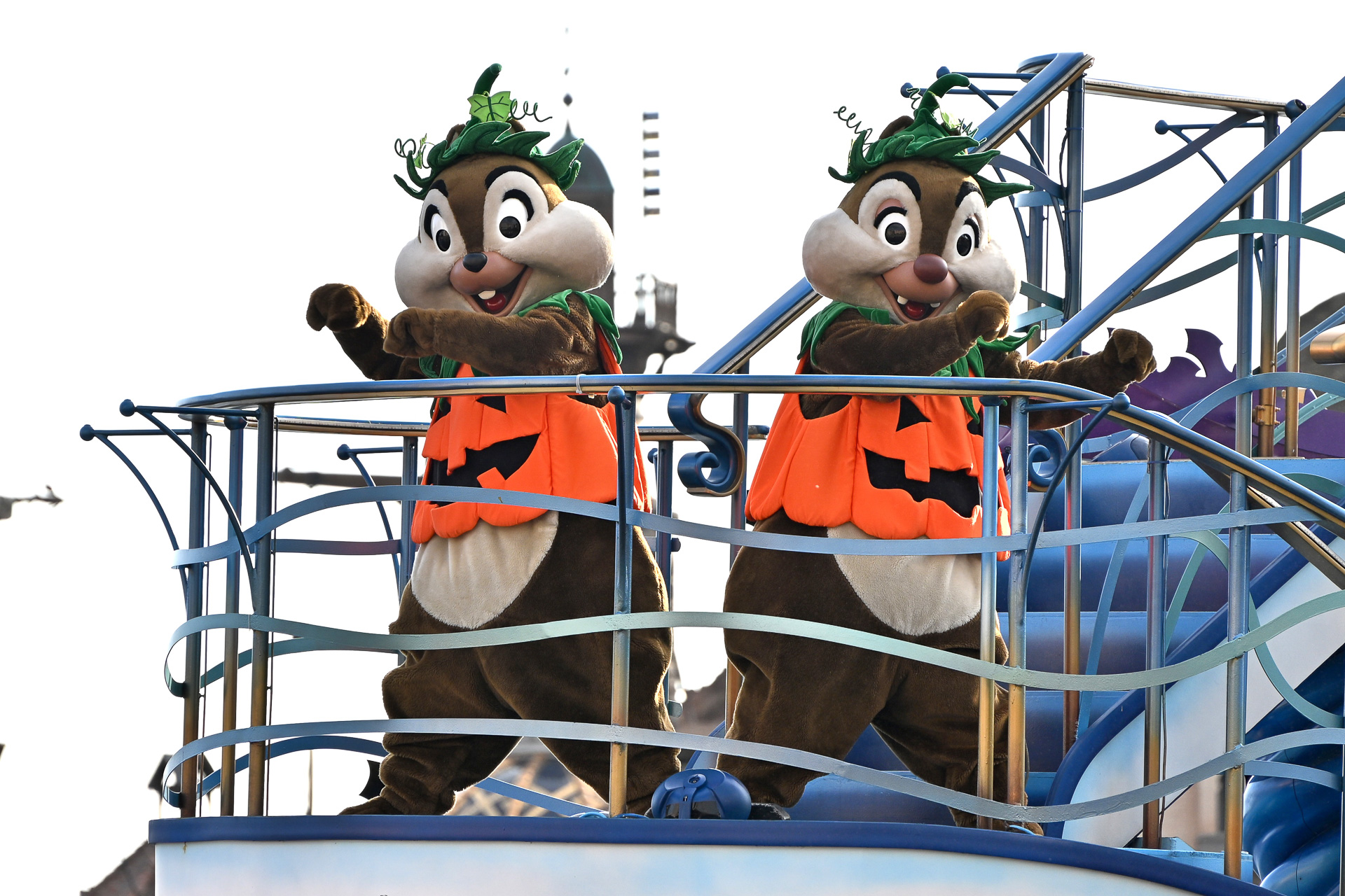 チップとデールはお揃いのパンプキンコスチューム、ツルやヘタ風の帽子をコーデ