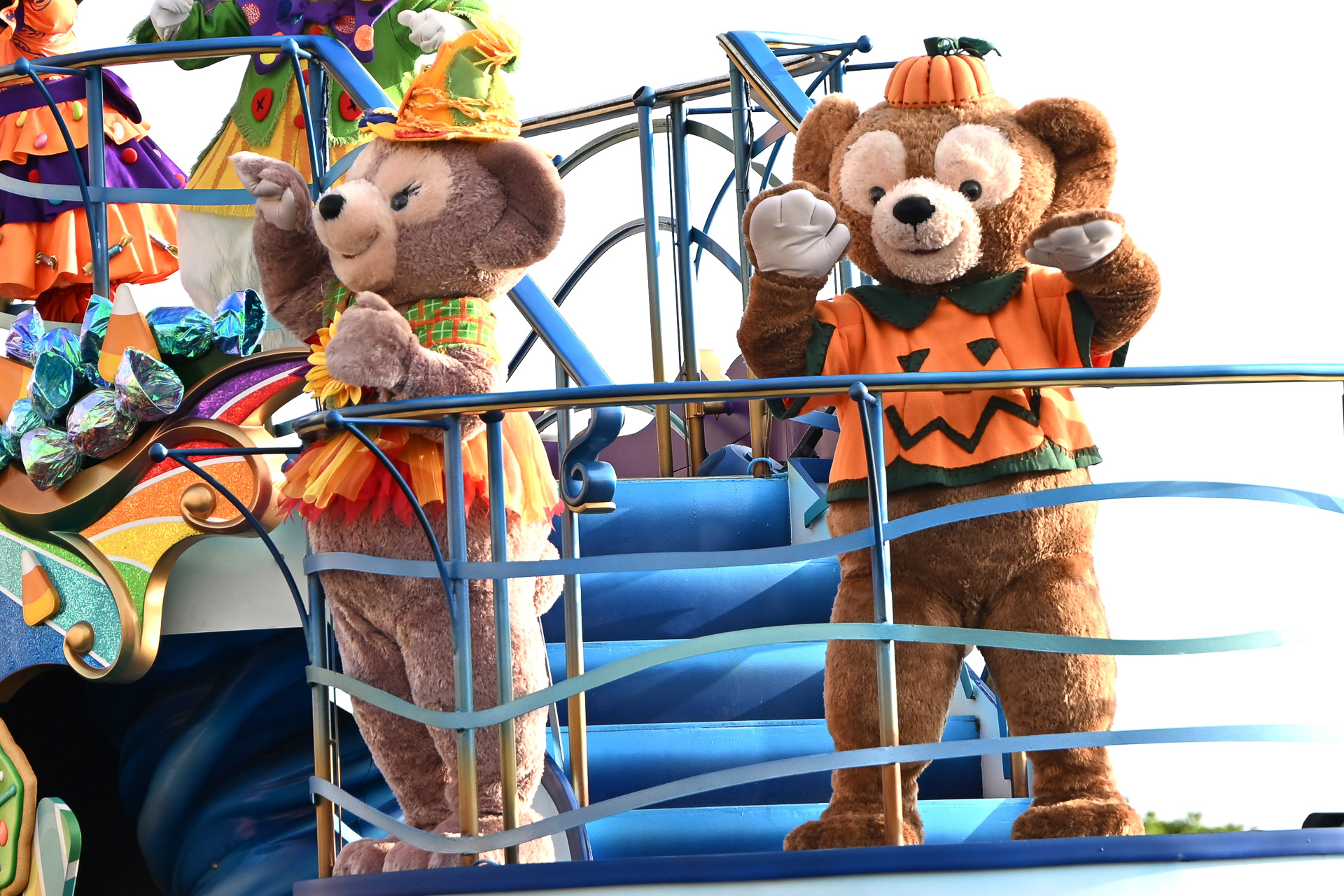 ダッフィーはパンプキン、シェリーメイは魔女っ子風