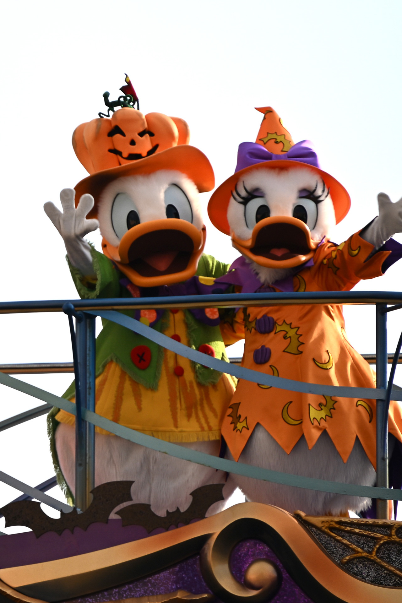 ドナルドダックとデイジーダックもパンプキンや魔女イメージの衣装だ