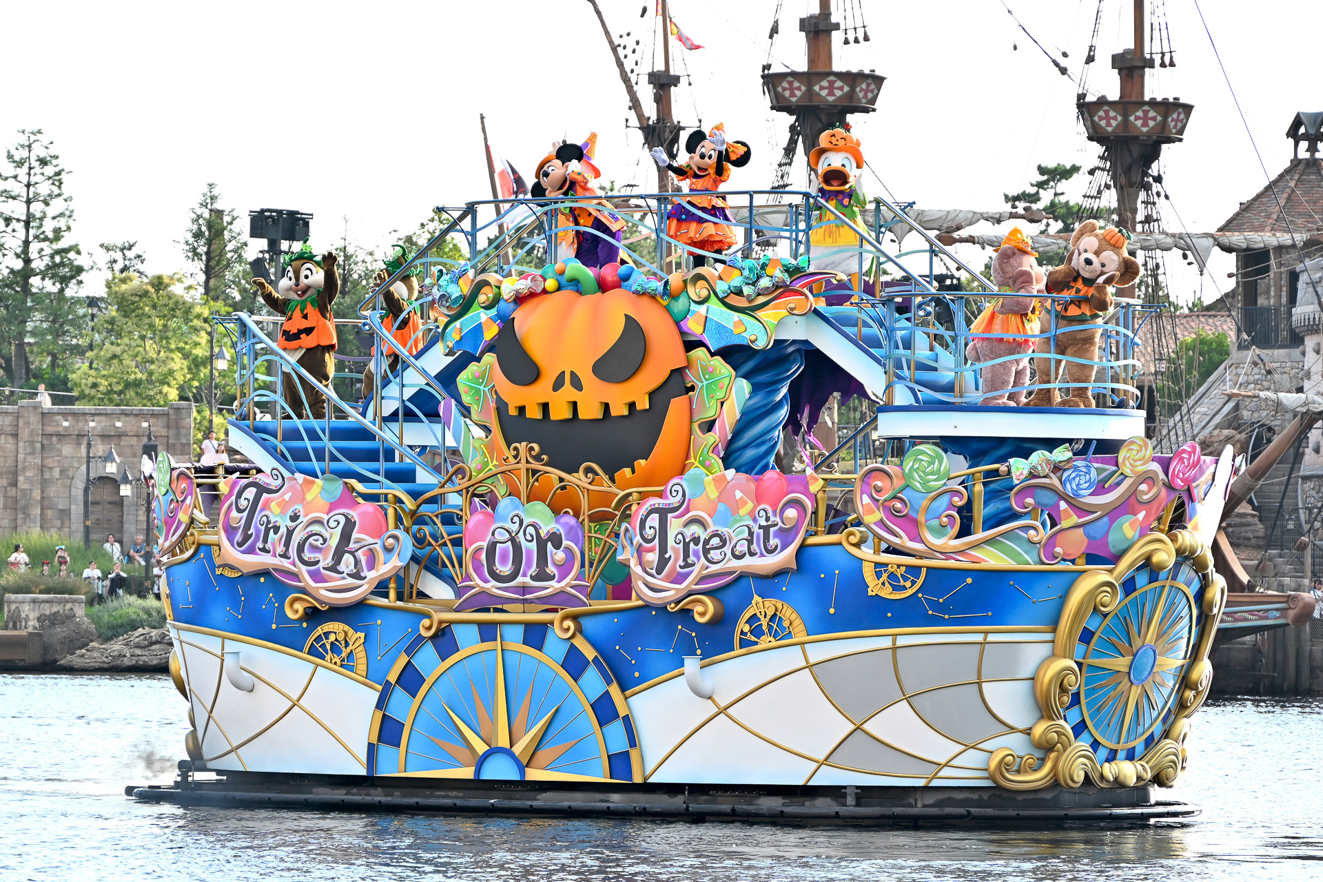 ダンスの前には、みんなで声を合わせて「Trick or Treat」