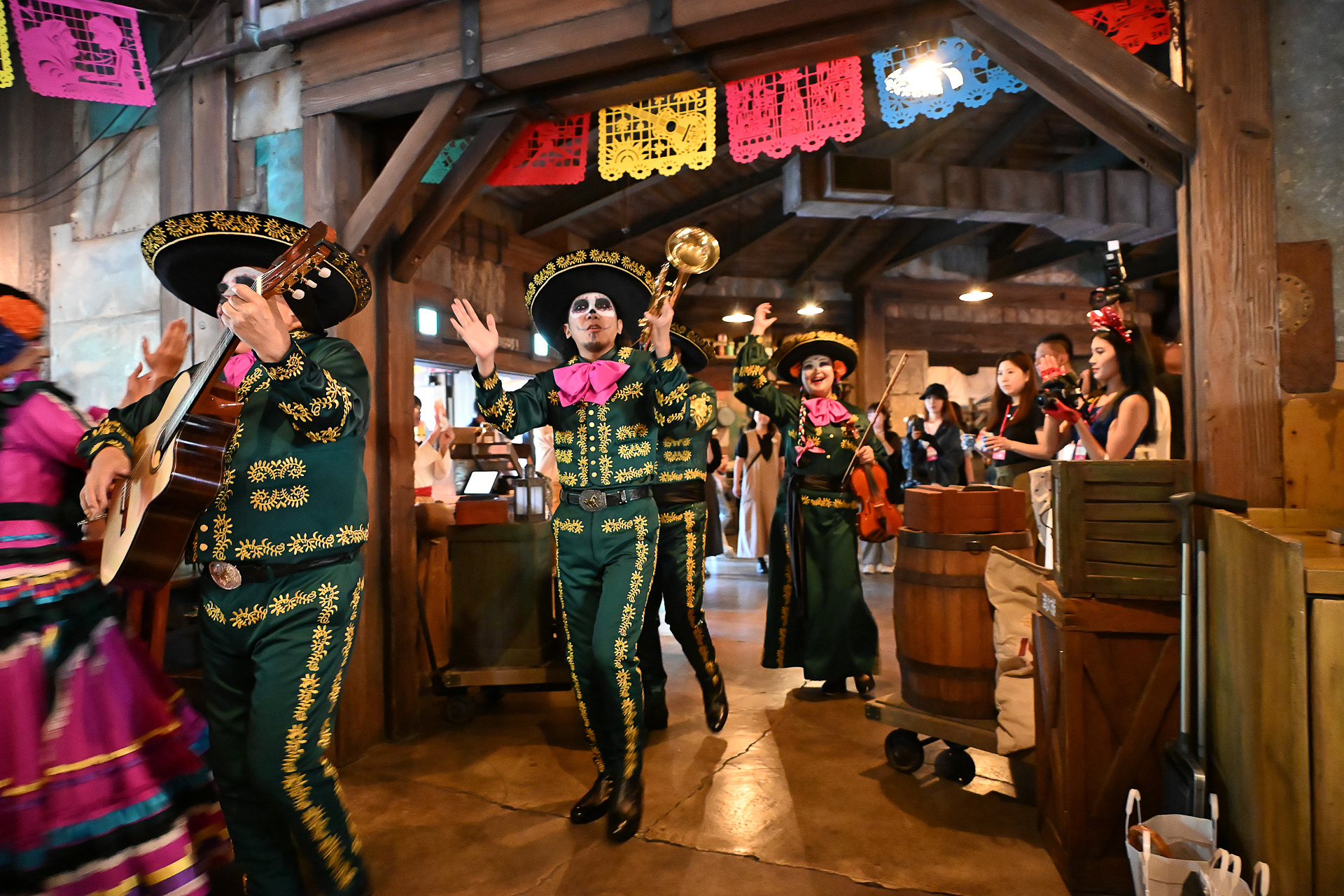 ガイコツ姿の愉快なファミリーがマリアッチを披露。映画の名曲なども手拍子で一緒に歌える