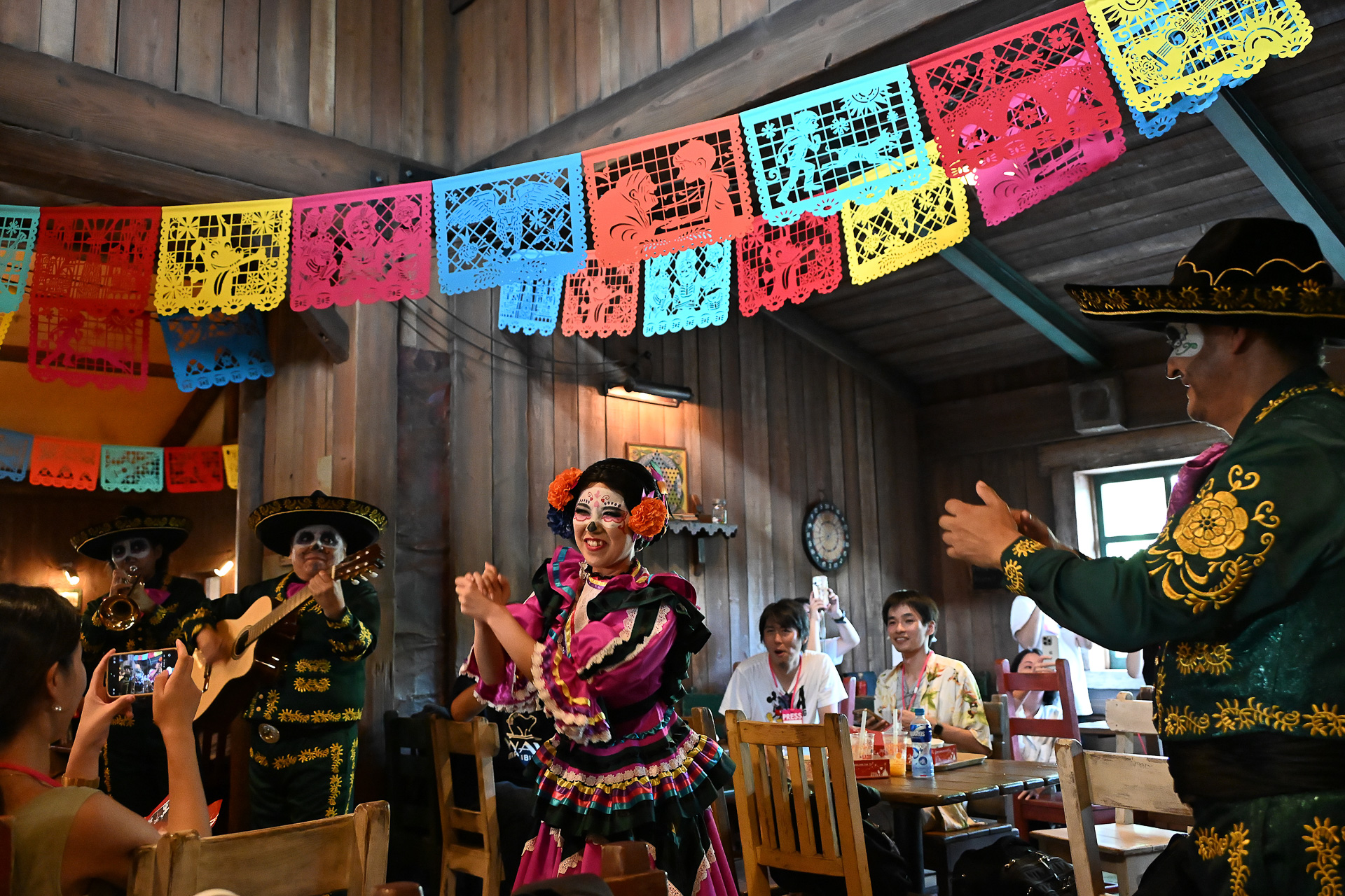 ガイコツ姿の愉快なファミリーがマリアッチを披露。映画の名曲なども手拍子で一緒に歌える