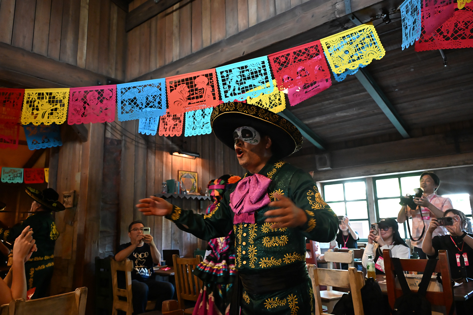 ガイコツ姿の愉快なファミリーがマリアッチを披露。映画の名曲なども手拍子で一緒に歌える