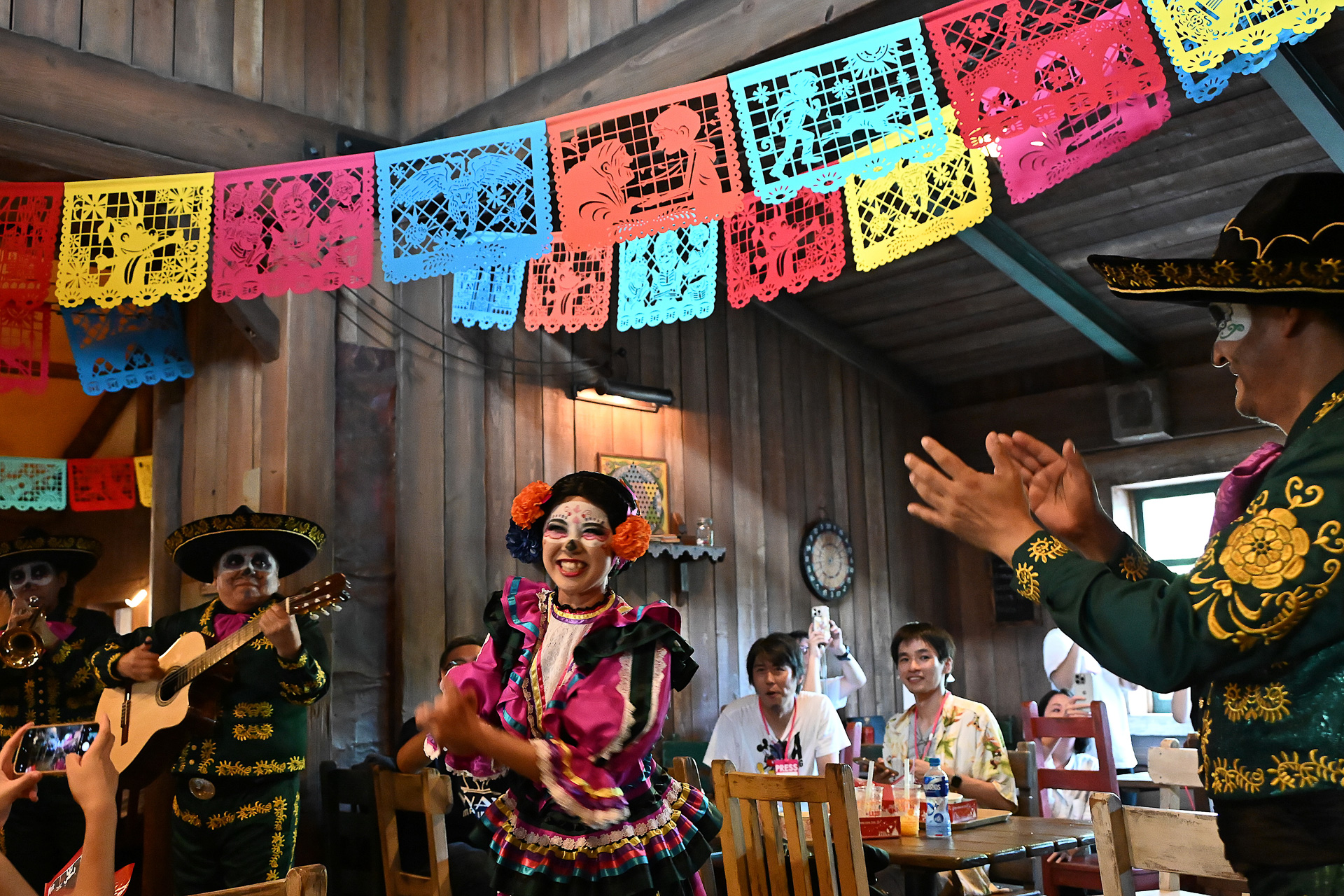 ガイコツ姿の愉快なファミリーがマリアッチを披露。映画の名曲なども手拍子で一緒に歌える