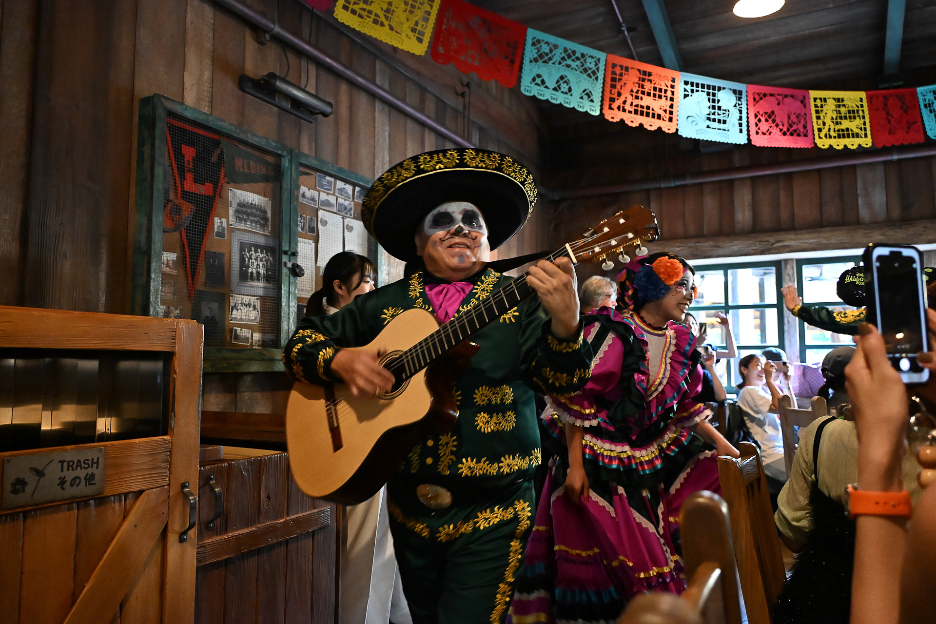 ガイコツ姿の愉快なファミリーがマリアッチを披露。映画の名曲なども手拍子で一緒に歌える