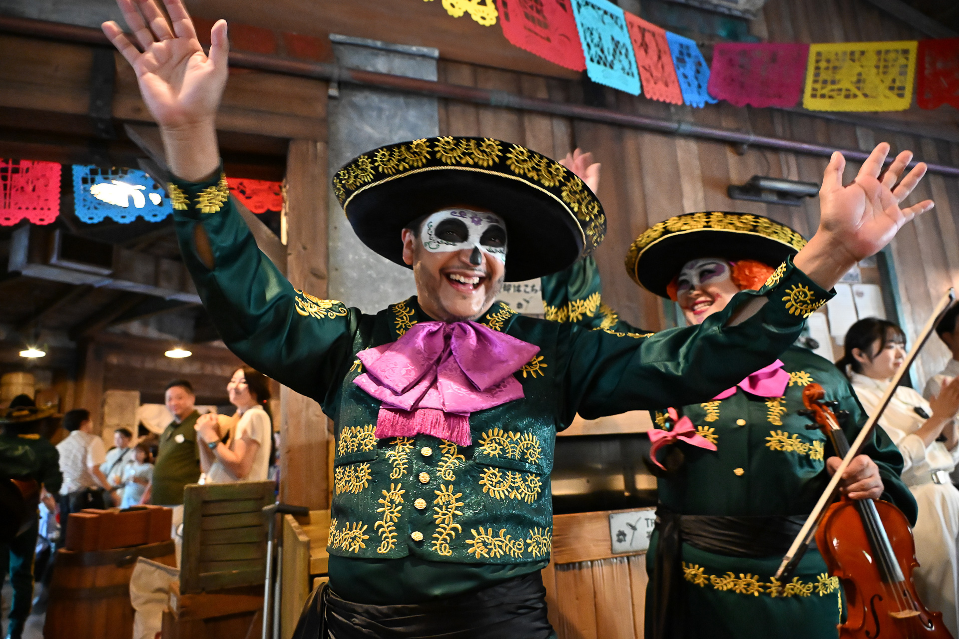 ガイコツ姿の愉快なファミリーがマリアッチを披露。映画の名曲なども手拍子で一緒に歌える