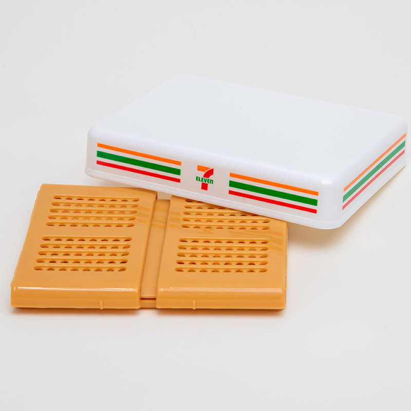 折りたたみ可能なランチボックス。組み立てるとまるで、レンガが特徴的なセブン-イレブン店舗のよう