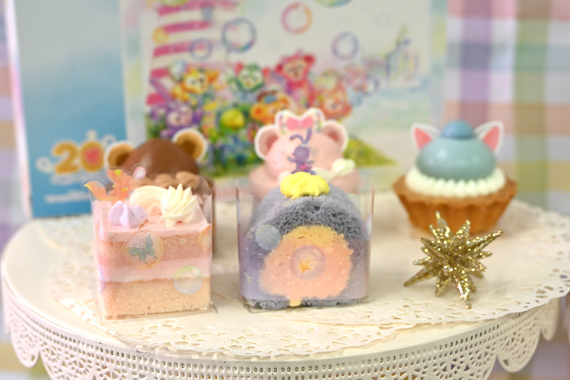 キャラクターモチーフのミニケーキが9個入っている