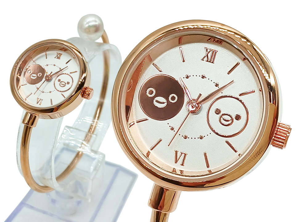 Suicaのペンギン」バングルタイプの腕時計。シルバー・ピンクゴールド