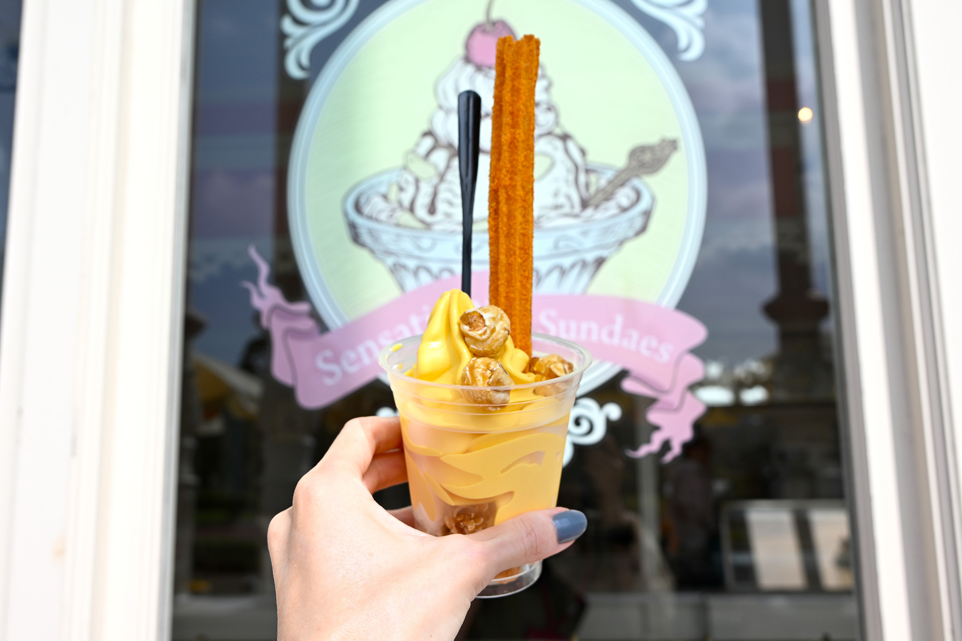 「ハロウィーンサンデー（パンプキンソフトクリーム＆チュロス）」は食べ応え抜群のサンデーですよ