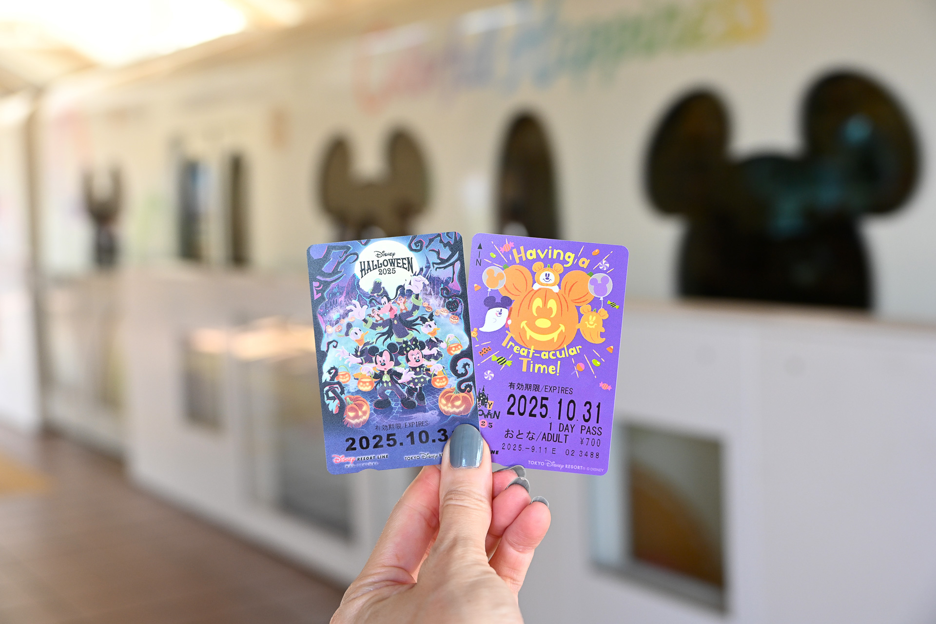 7月28日から二次元コードを使用した乗車券を新たに導入（写真左）。よりイラストが大きく描かれています