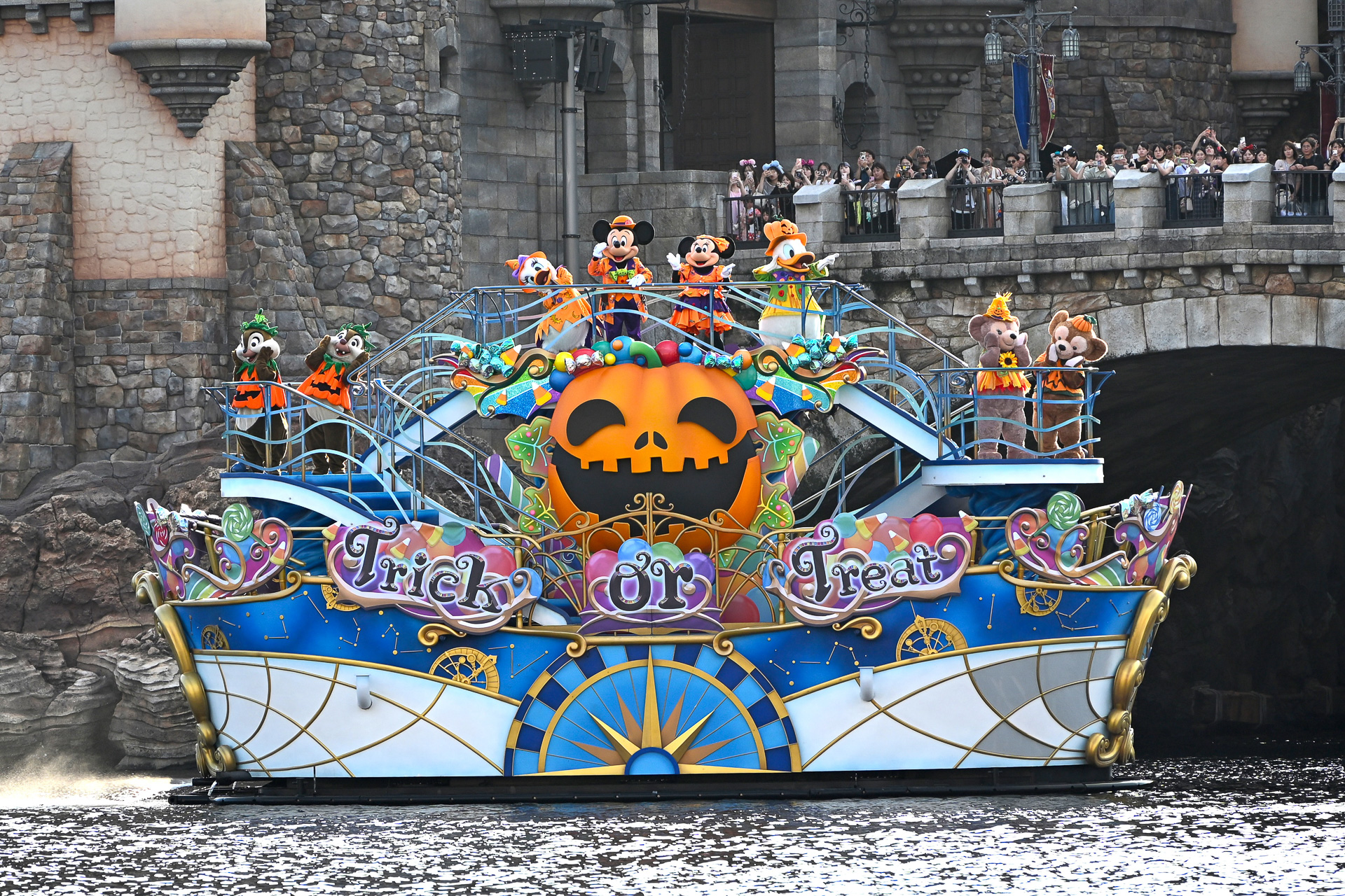 ゲストがゲームやダンスに参加して楽しめる「ディズニー・ハロウィーン・グリーティング」