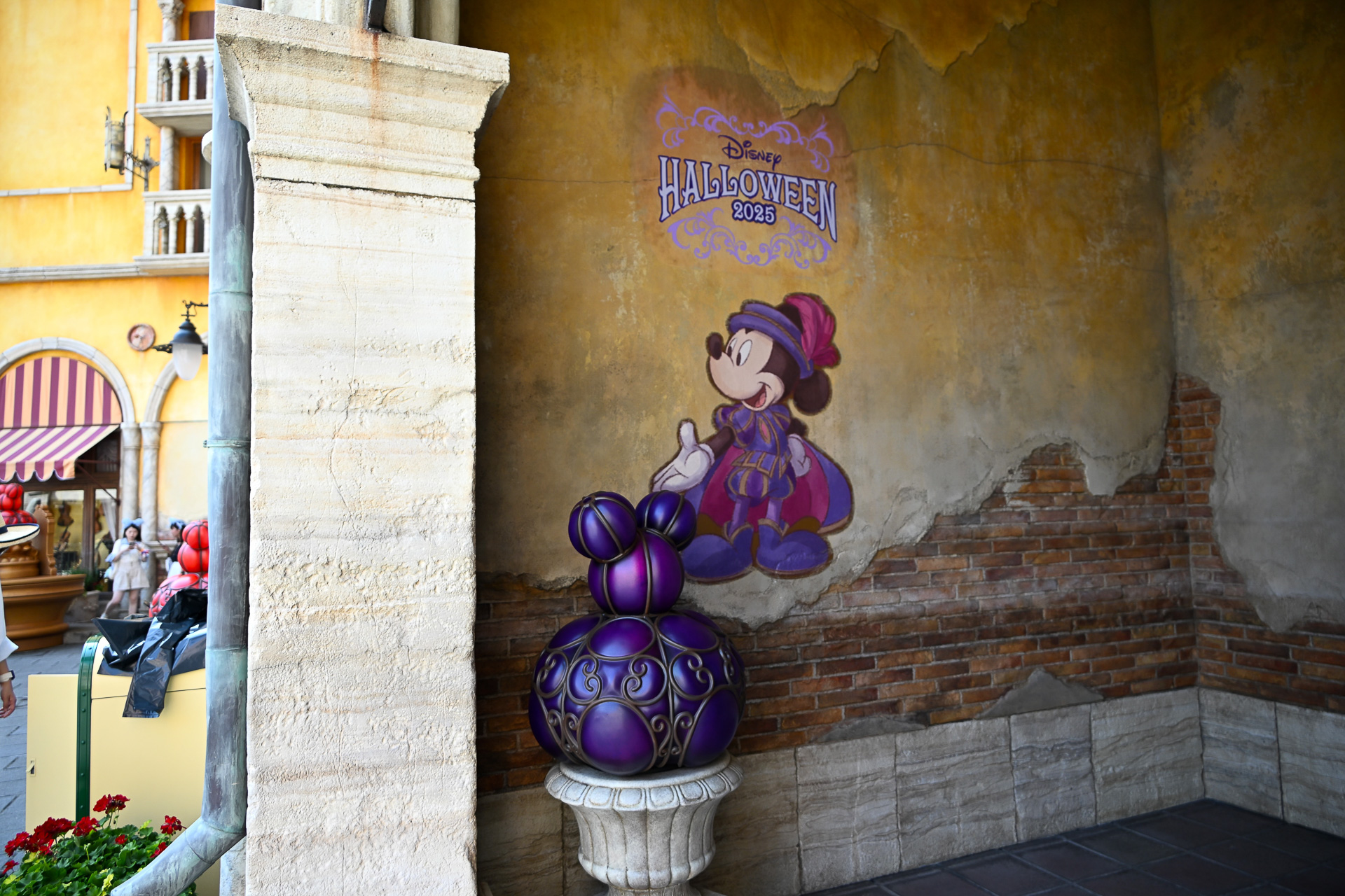 シックな雰囲気のオブジェにドレスアップしたミッキーマウスが描かれています