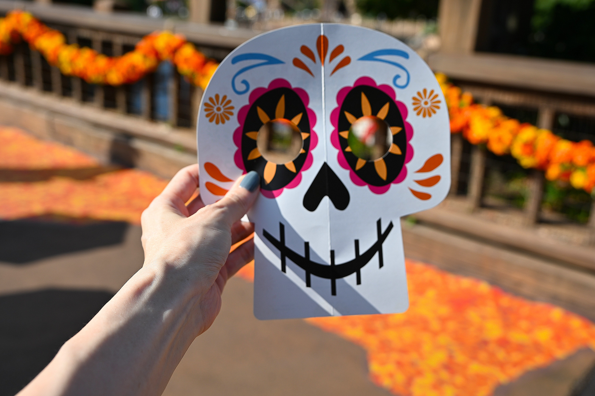 配布されるお面でカラベラ（ガイコツ）気分で、特別仕様の橋を渡ってみては？