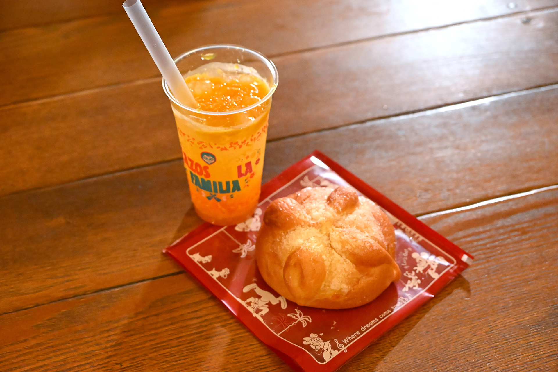 オフレンダにお供えされていたパンをイメージした「パン・デ・ムエルト（オレンジ入り）」や限定ドリンクもぜひトライを