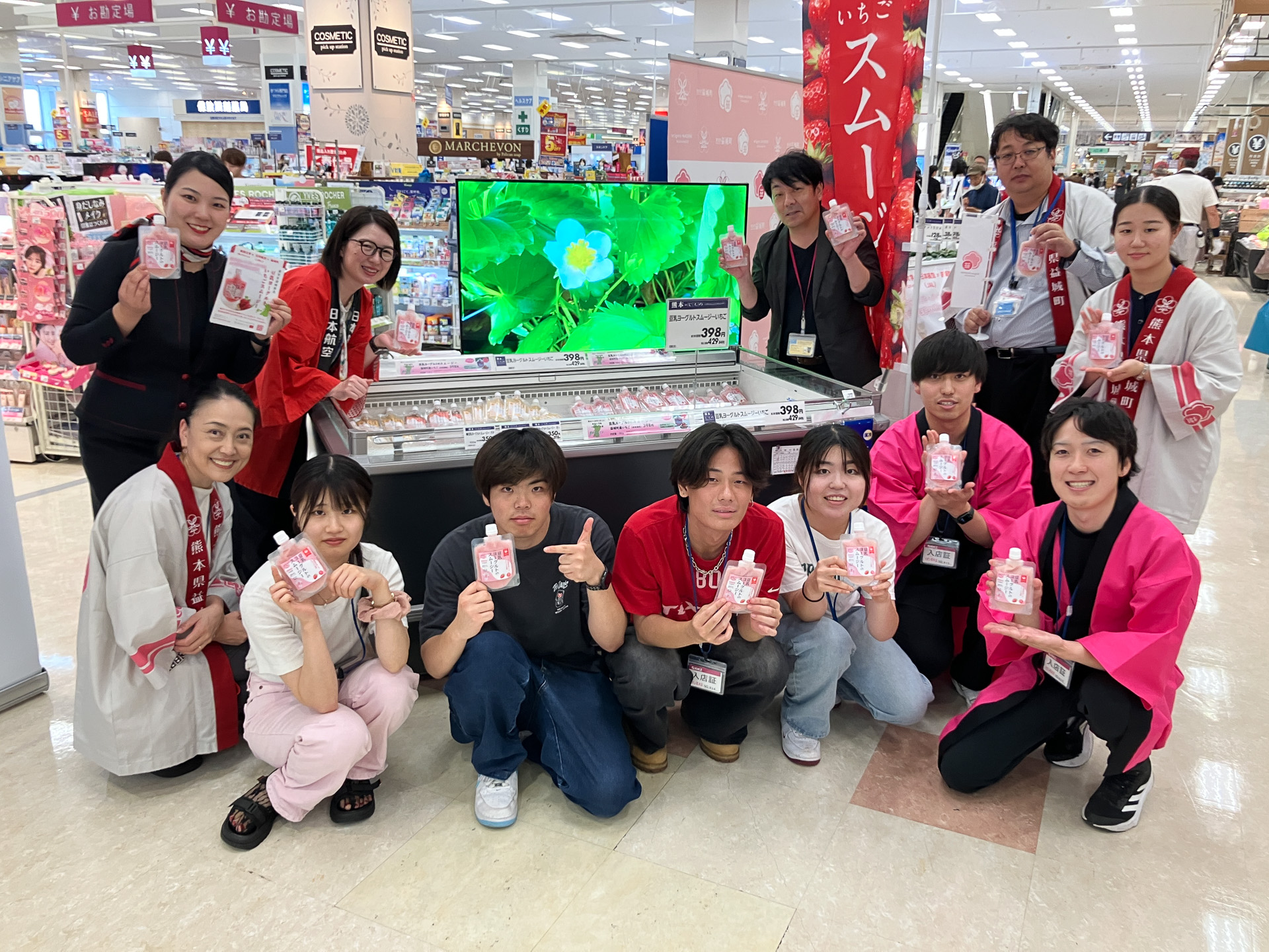 イオンモール熊本での販売イベントにて商品開発サークルの学生、益城町のスタッフ、イオン九州のスタッフの皆さまと