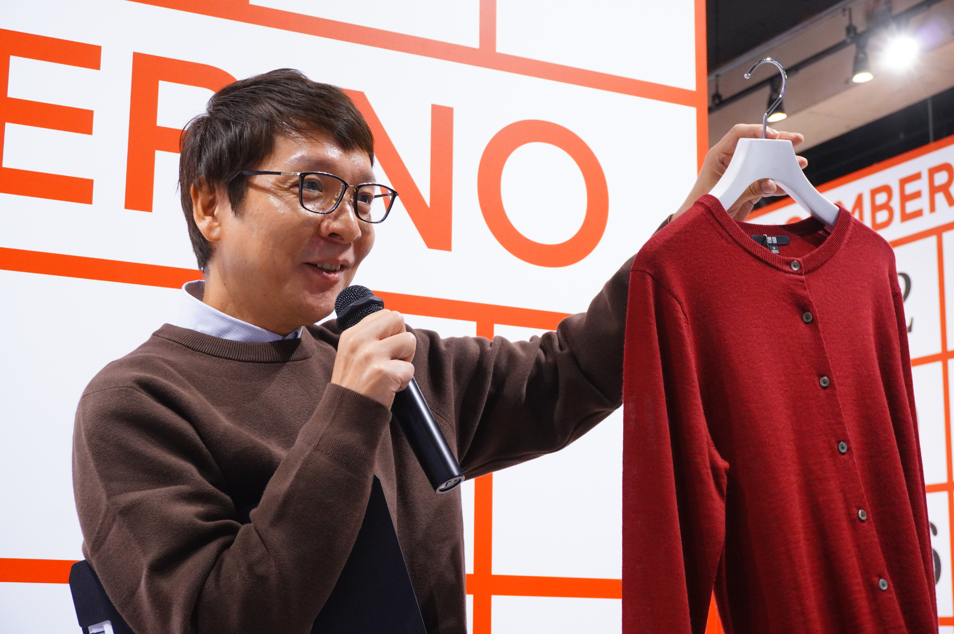 今シーズンは「赤」がトレンドと語る、株式会社ユニクロ グローバル マーチャンダイザー部 ウィメンズ 部長の中野正海氏。メリノやスフレヤーン、カシミヤなど、それぞれのニットに合う「赤」を揃えたという