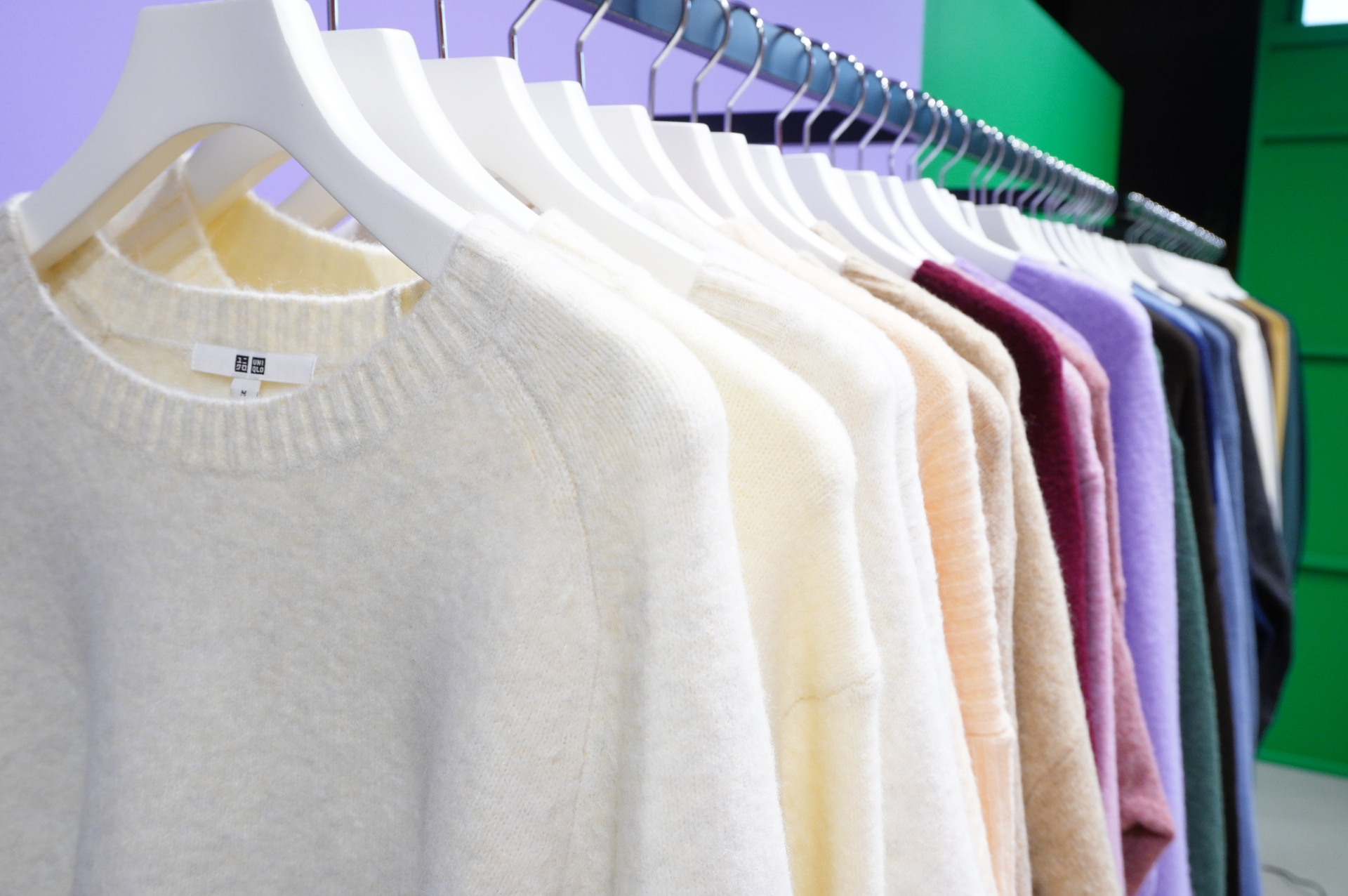 スフレヤーンは、秋冬らしい厚手の生地。チクチクせず、ふわっと着られる素材で、いわゆる“ざっくりニット”の定番型