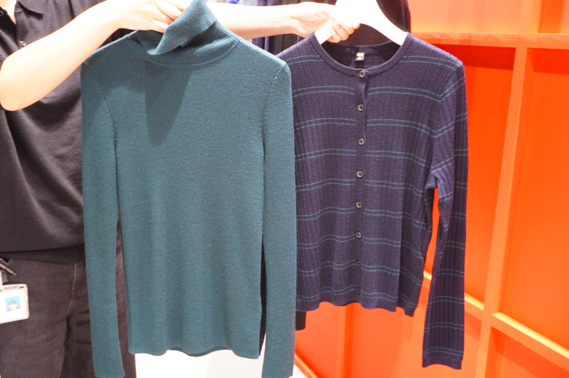 メリノウール100％を使ったメリノニットは、さらりと着られる素材感がポイント。縫い目のない「3Dニット」製法のメリノニットもある