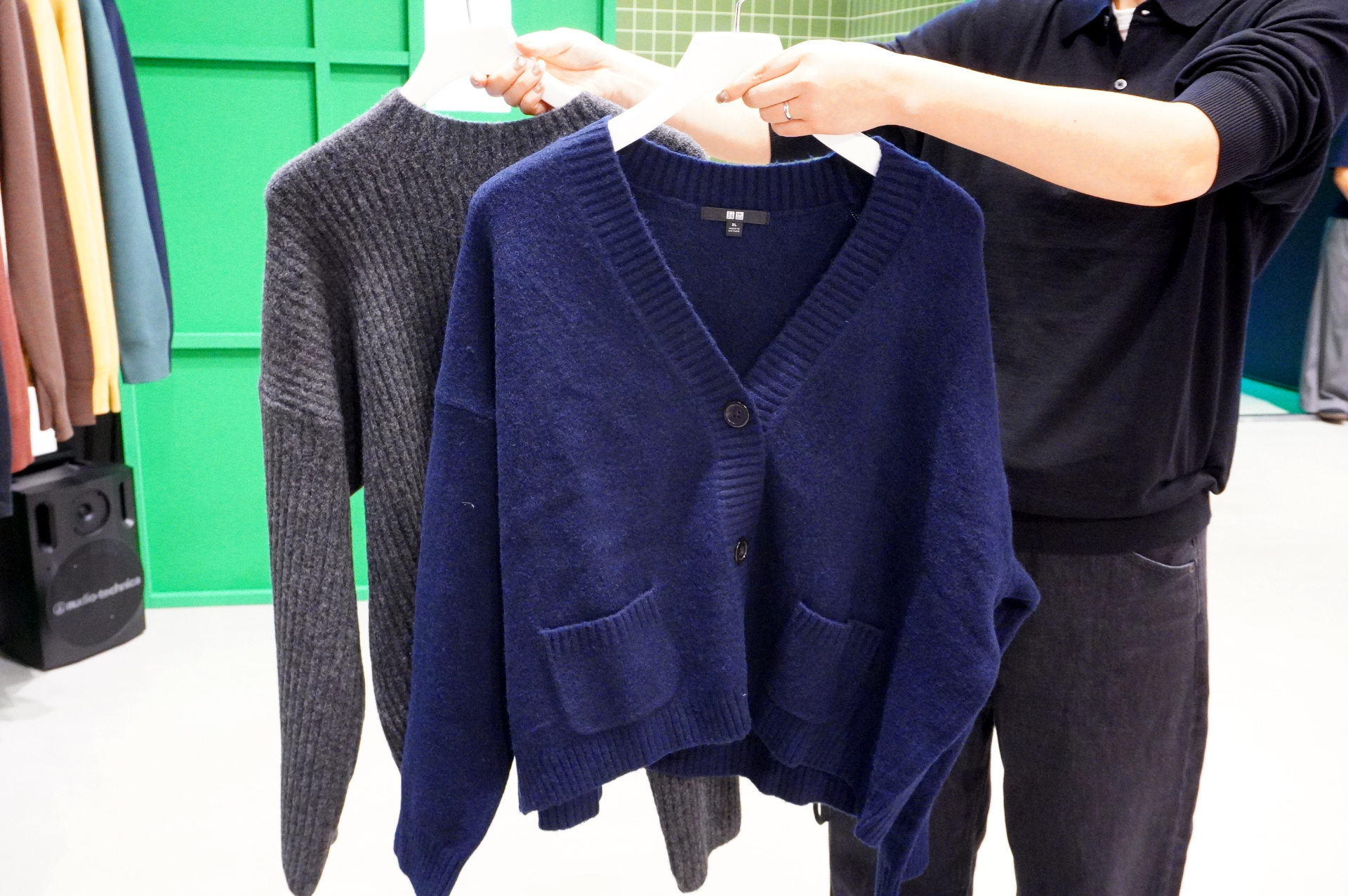 スフレヤーンは、秋冬らしい厚手の生地。チクチクせず、ふわっと着られる素材で、いわゆる“ざっくりニット”の定番型