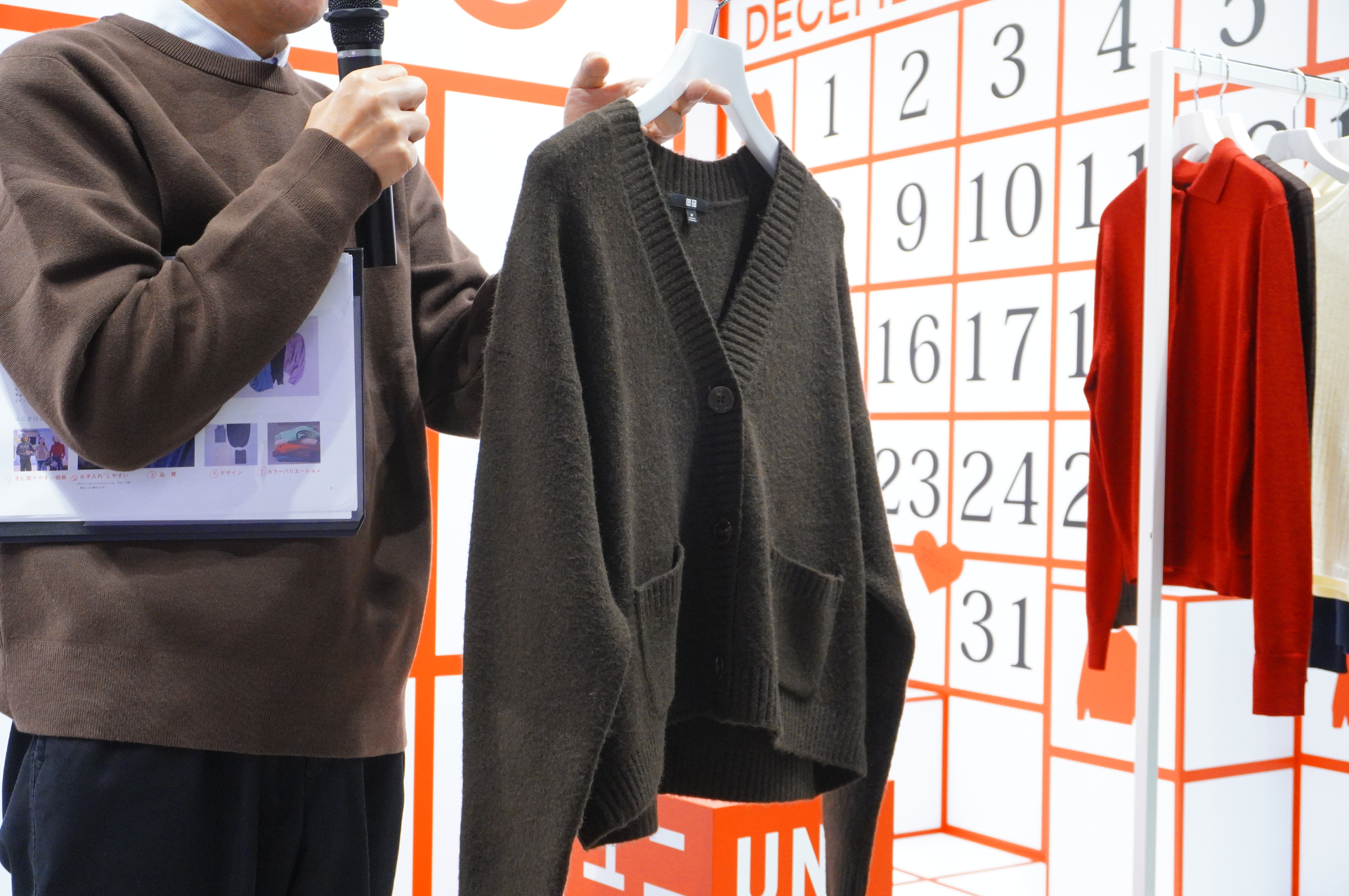 スフレヤーンは、秋冬らしい厚手の生地。チクチクせず、ふわっと着られる素材で、いわゆる“ざっくりニット”の定番型