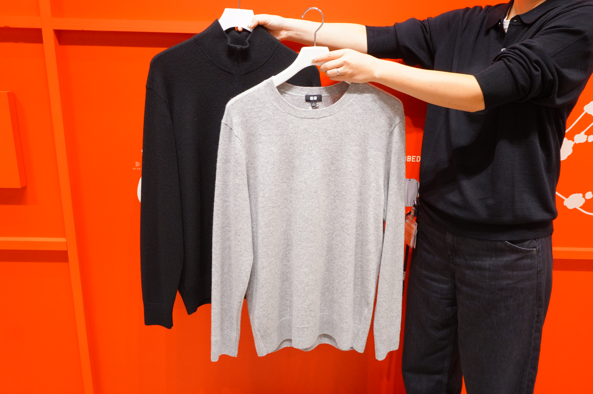 メンズのカシミヤは、クルーネックやタートルネックが根強い人気