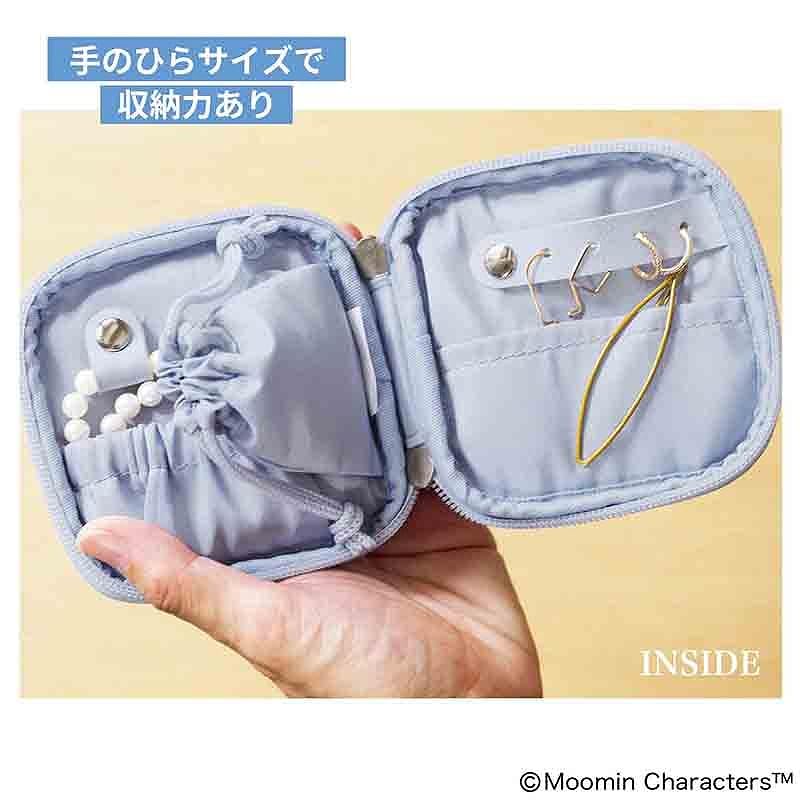 ガバッと開くアクセサリーポーチ。多機能ポケットが備わり、ガジェットポーチとしても使える