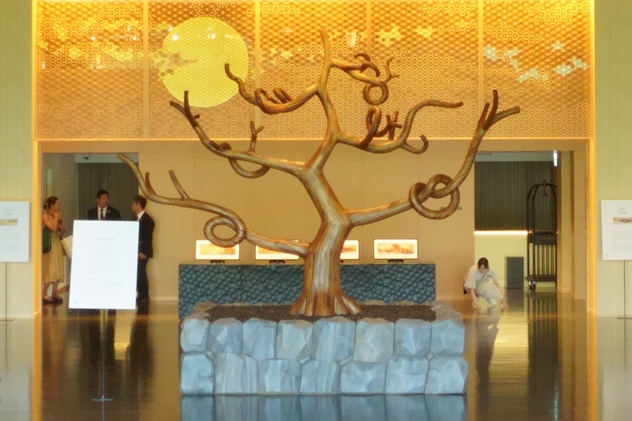 メインロビーに飾られたシンボルツリー。八芳園が1本の赤松から始まったことを示している