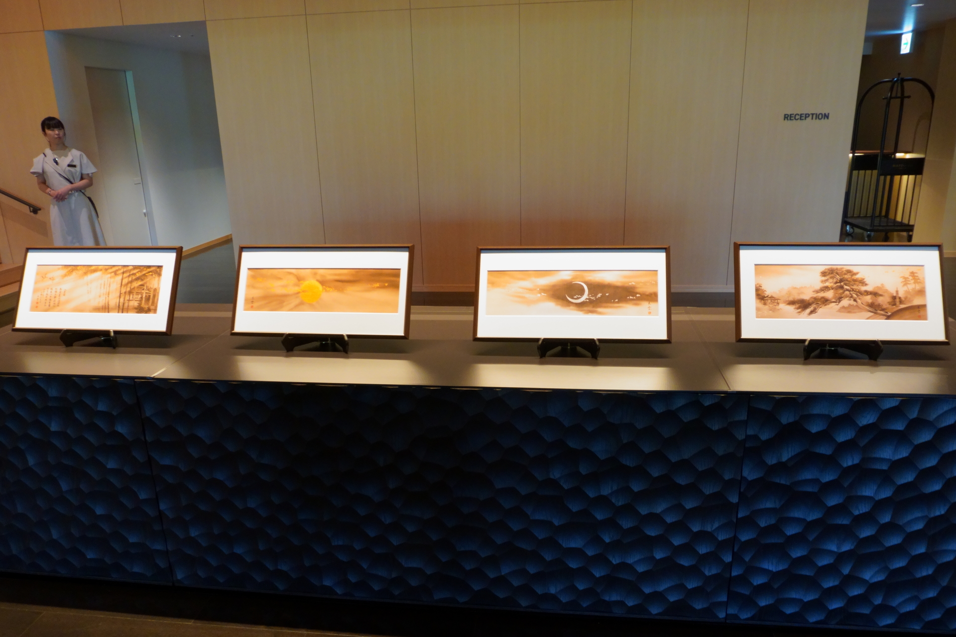 「松」「竹林」「太陽」「月」の水墨画をもとに、庭園の風景を組子で表現した