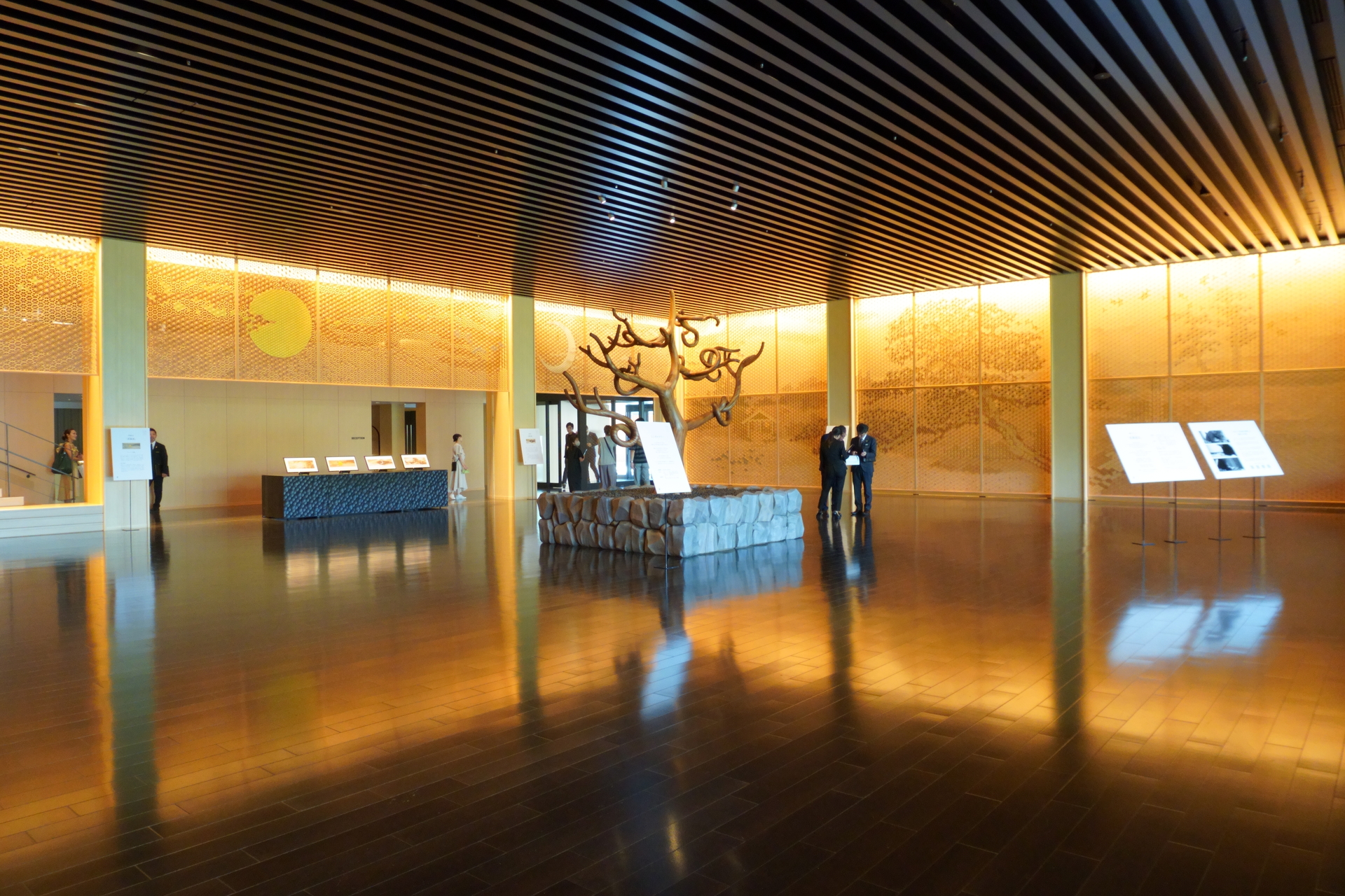 シンボルツリーは土台の石垣から枝まですべて木で作られている