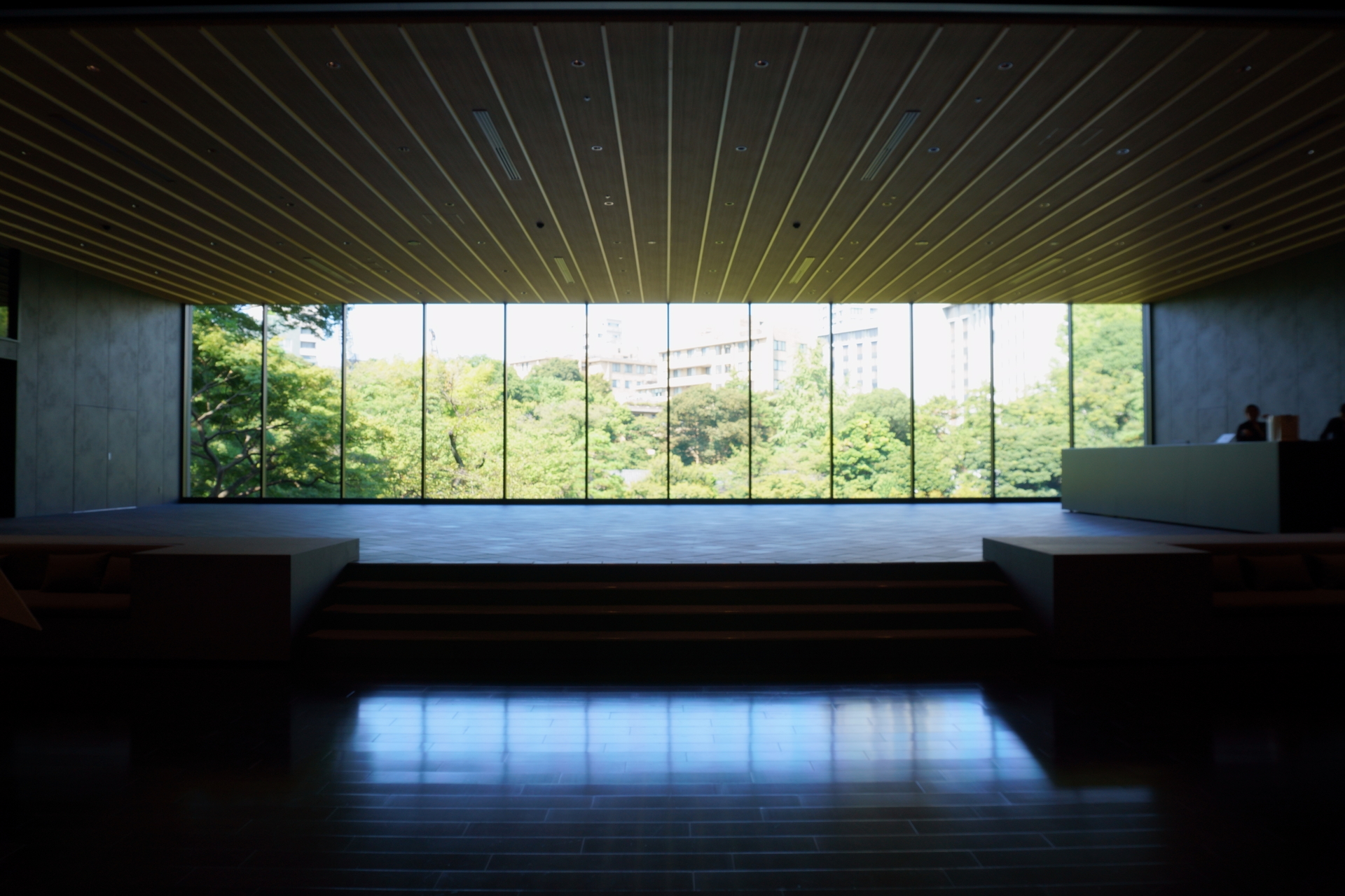 レストランの配置を見直すことで、メインロビーから庭園を見渡せるようになった