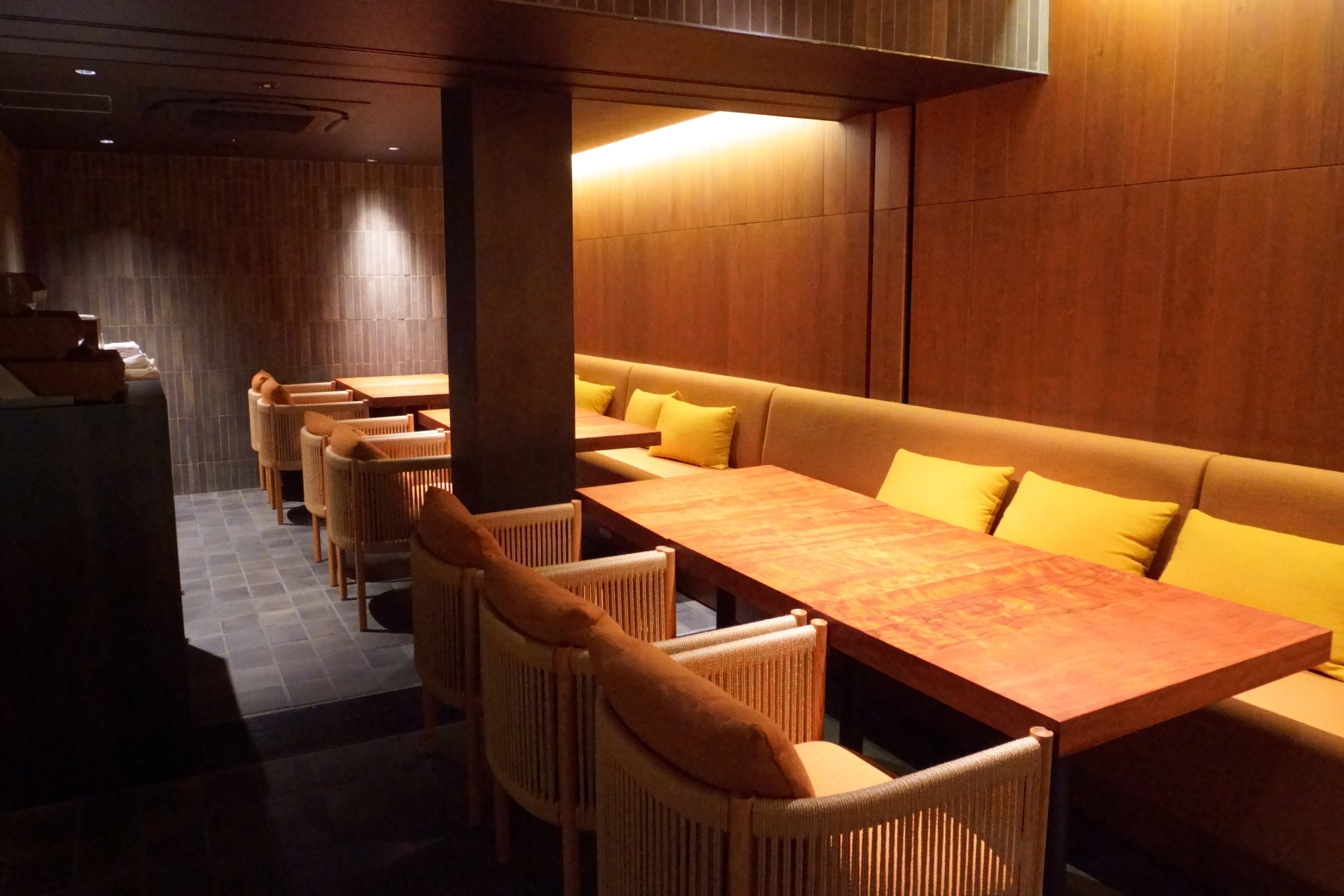 奥には隠れ家のような落ち着いたテーブル席も