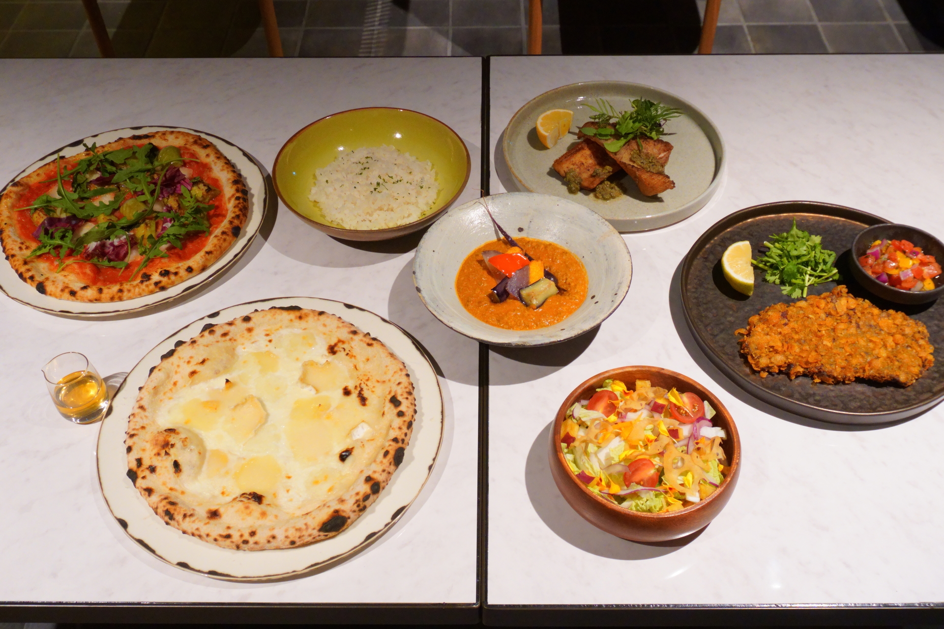 ランチセット（3200円～）。メインはピザ2種、カレー、ムニエル、カツレツの5つから選べる