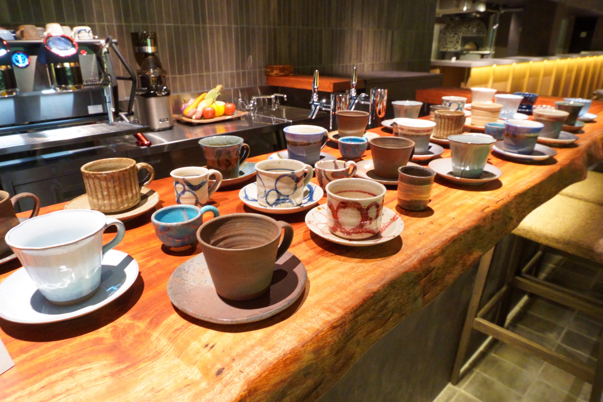 各地の文化や風土を感じられるよう、コーヒーカップはさまざまな焼き物を用意