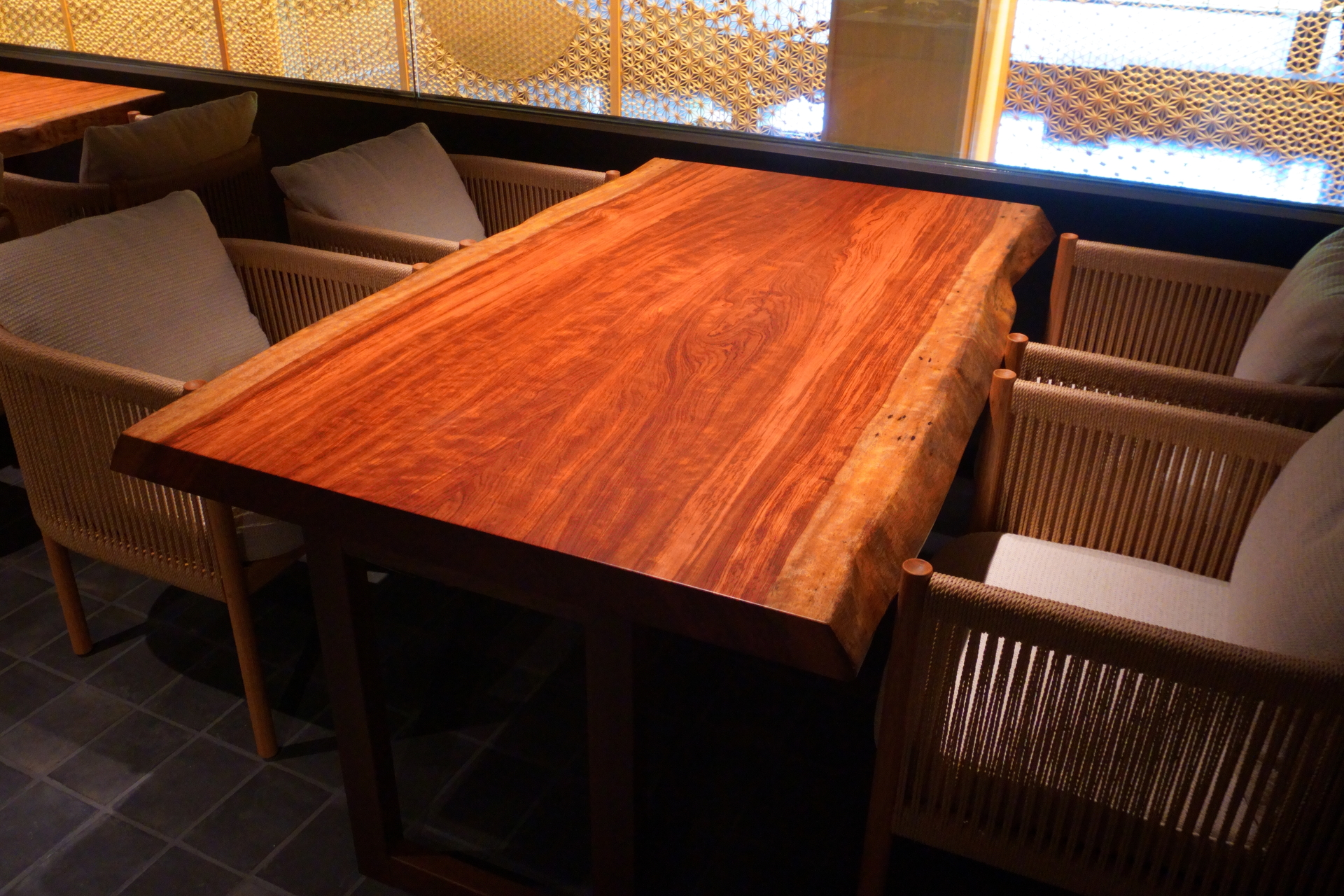 テーブルにはかつて本館1階にあった「スラッシュカフェ」の木材を再活用している