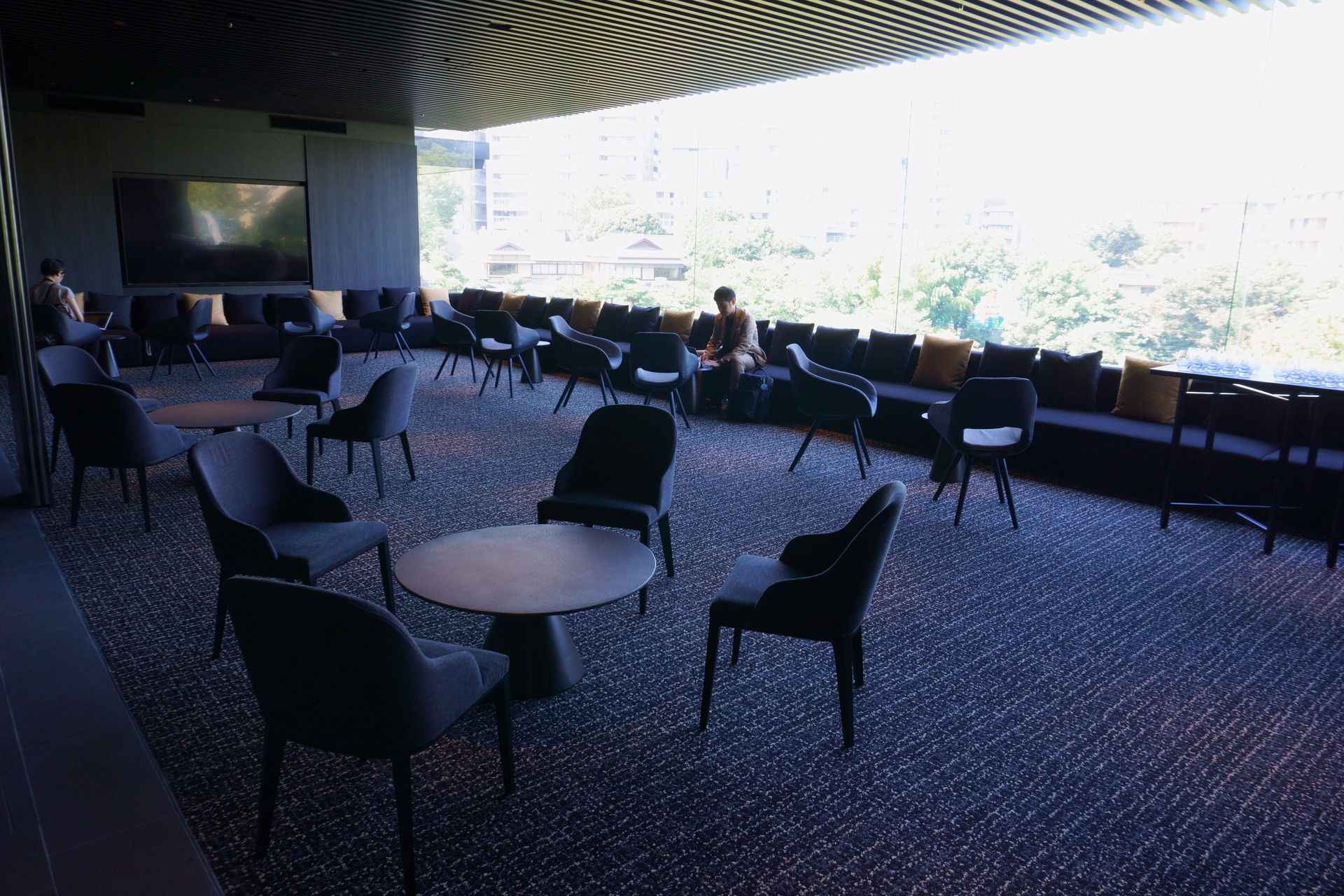 ホールと同じく黒を基調にしたラウンジ