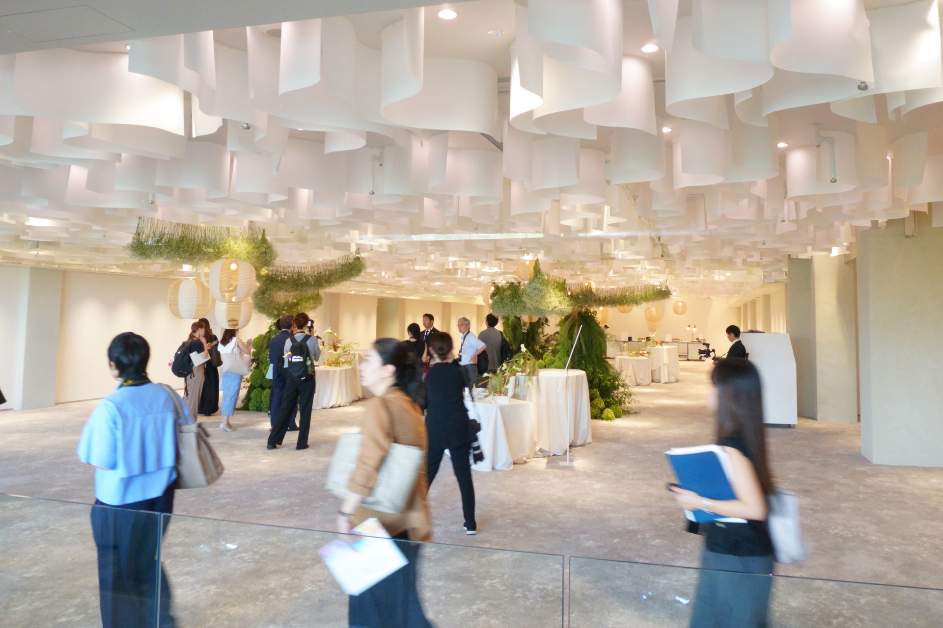 強化和紙・ワーロンを用いた天井装飾が特徴的な「HALL HAKU」