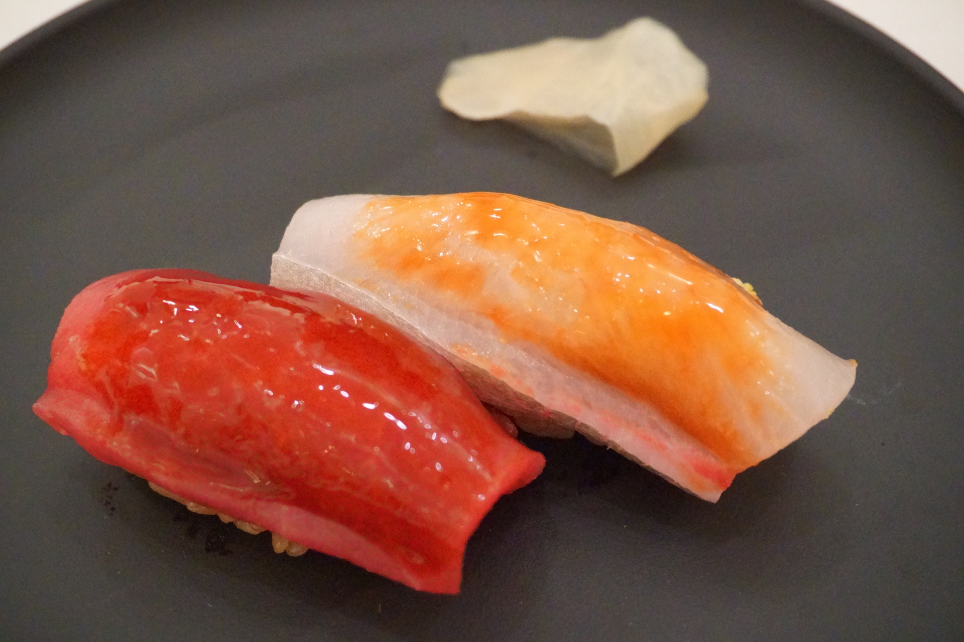 ビュッフェで提供される江戸前寿司盛り合わせ（マグロとカンパチ）