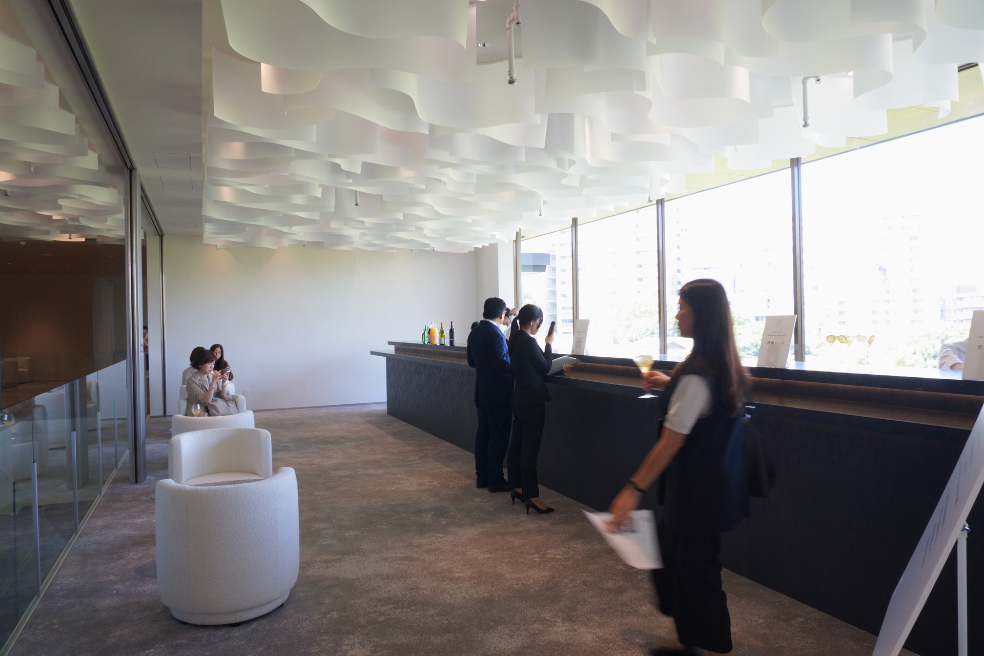 庭園を望むバーではウェルカムカクテルも楽しめる