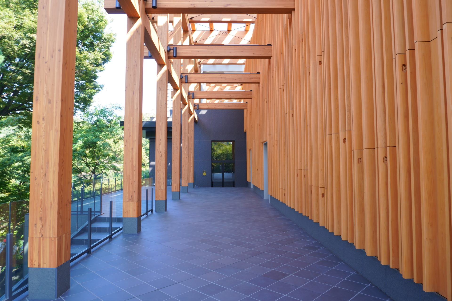 メインロビーへと続くアプローチ。庭園を眺めながら入館できる