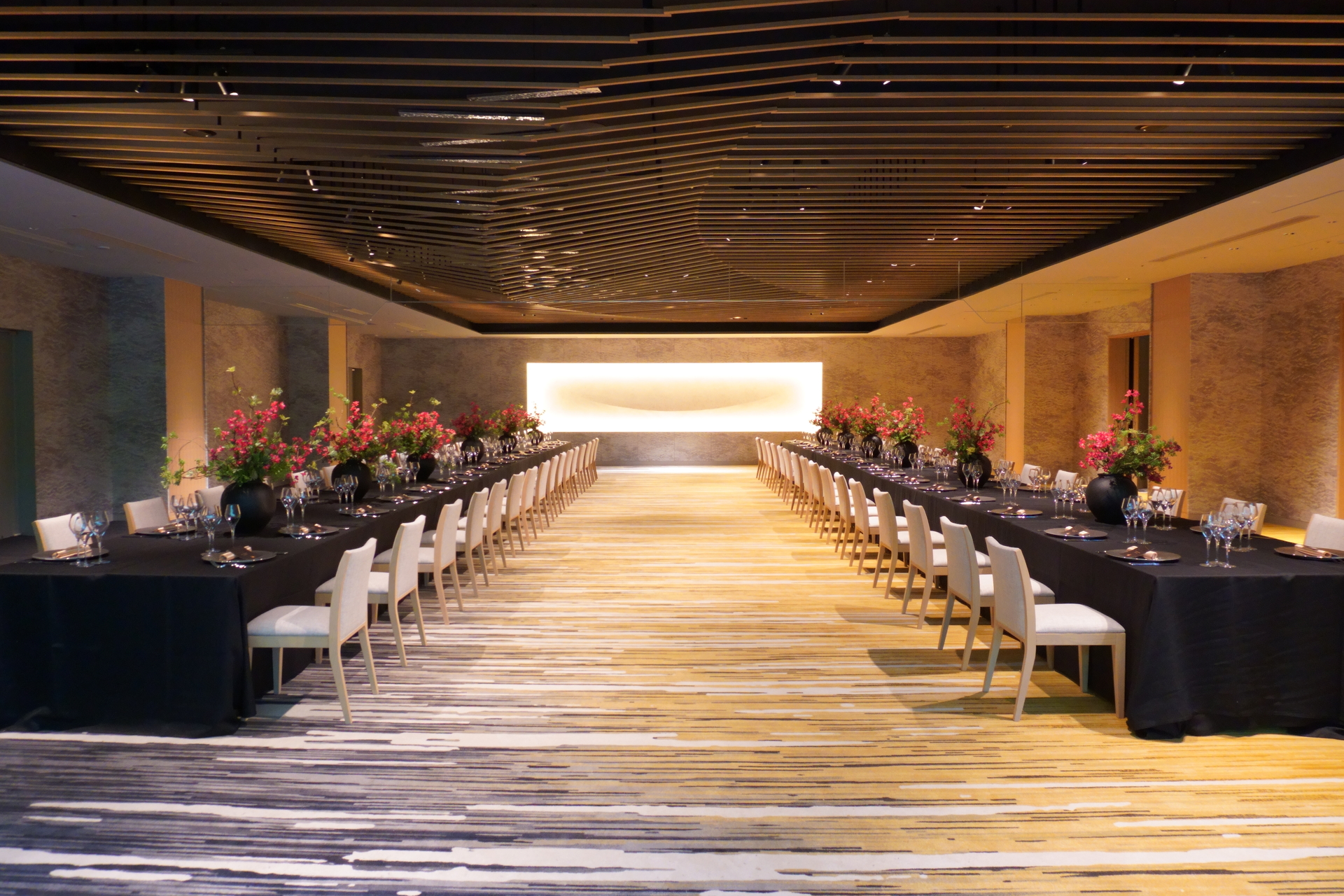 リニューアルした1階「HAKOU（波光）」