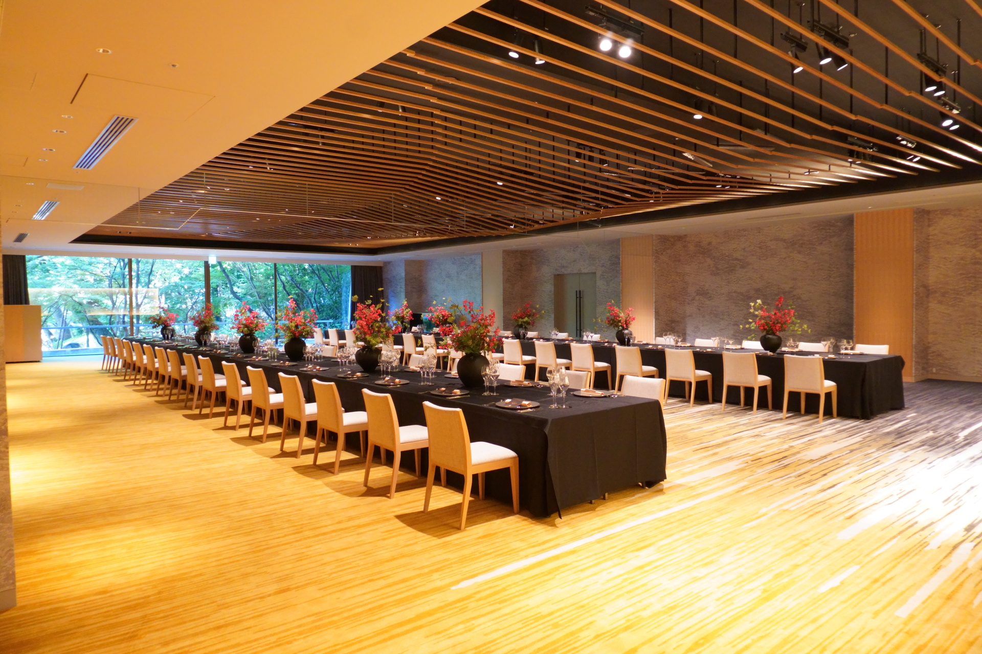 リニューアルした1階「HAKOU（波光）」