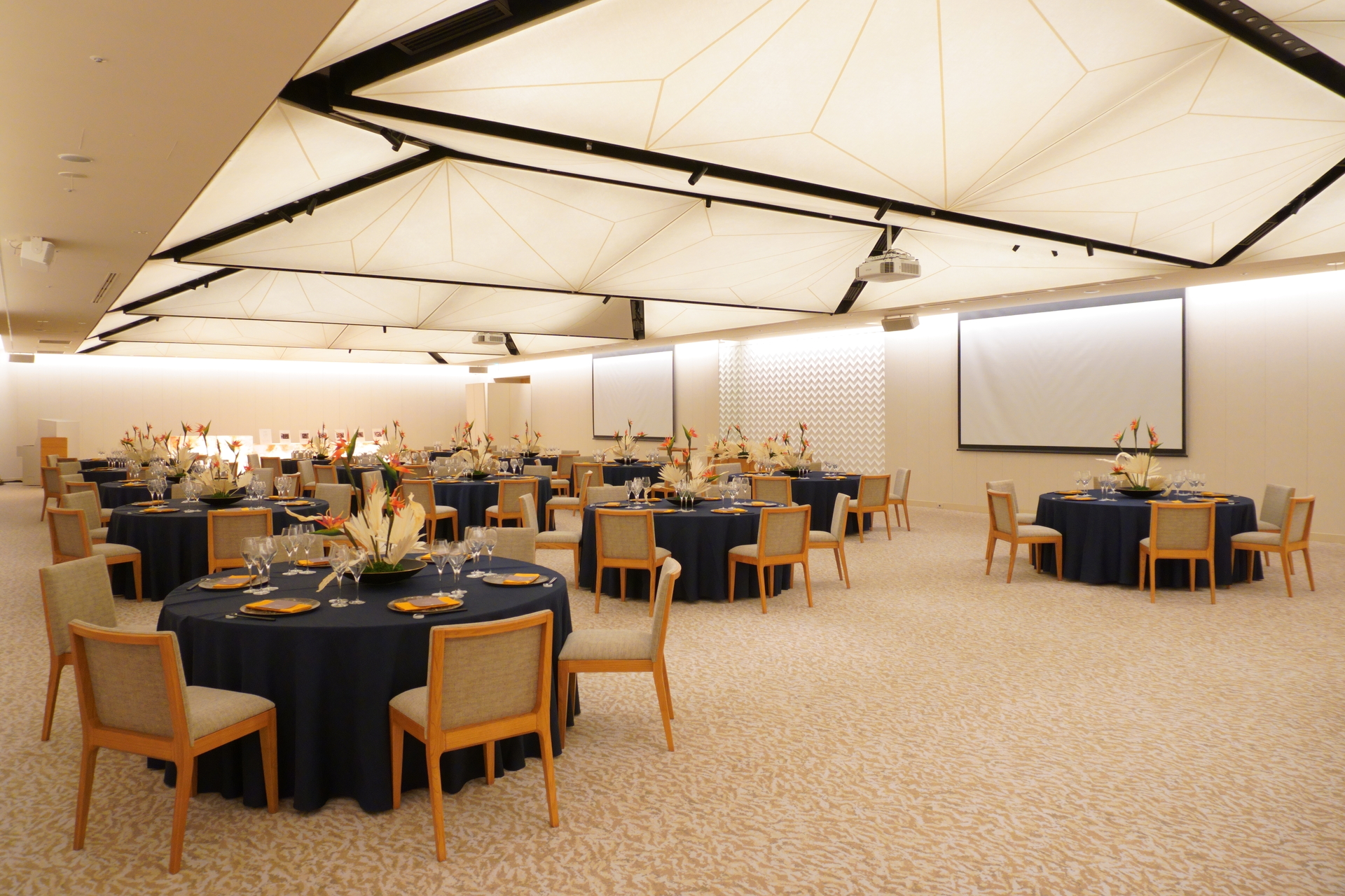 内装をリニューアルした「TAKENIWA（竹庭）」「WASHI（和紙）」※3階