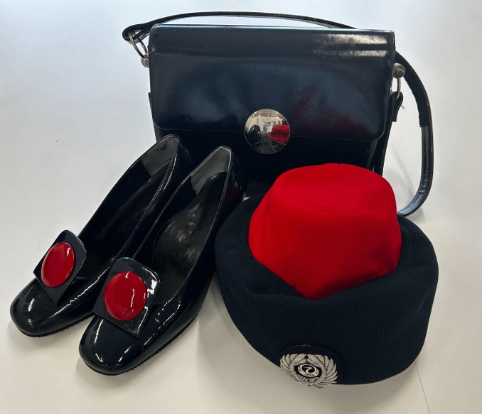 リニューアルで展示を開始する5代目のCAグッズ