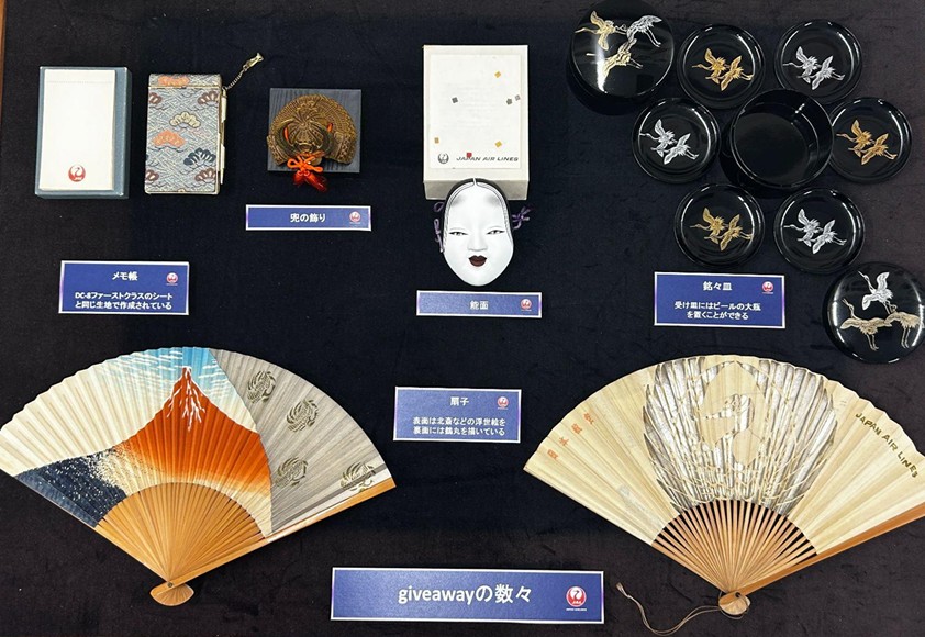 リニューアルで展示を開始する5代目のCAグッズ