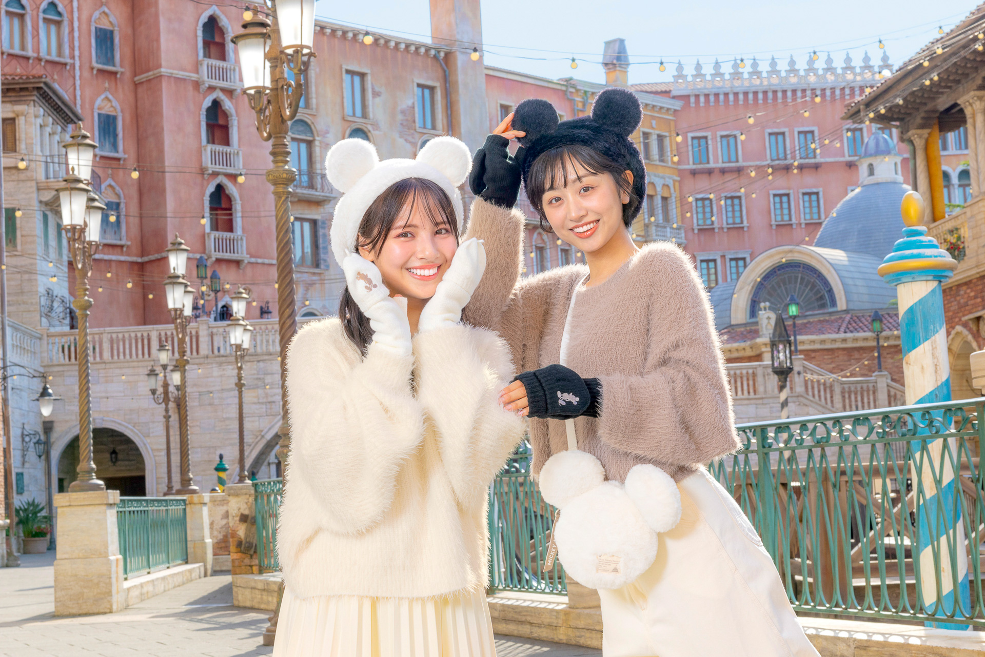 近年人気のモノトーンコーデもパークで楽しめる