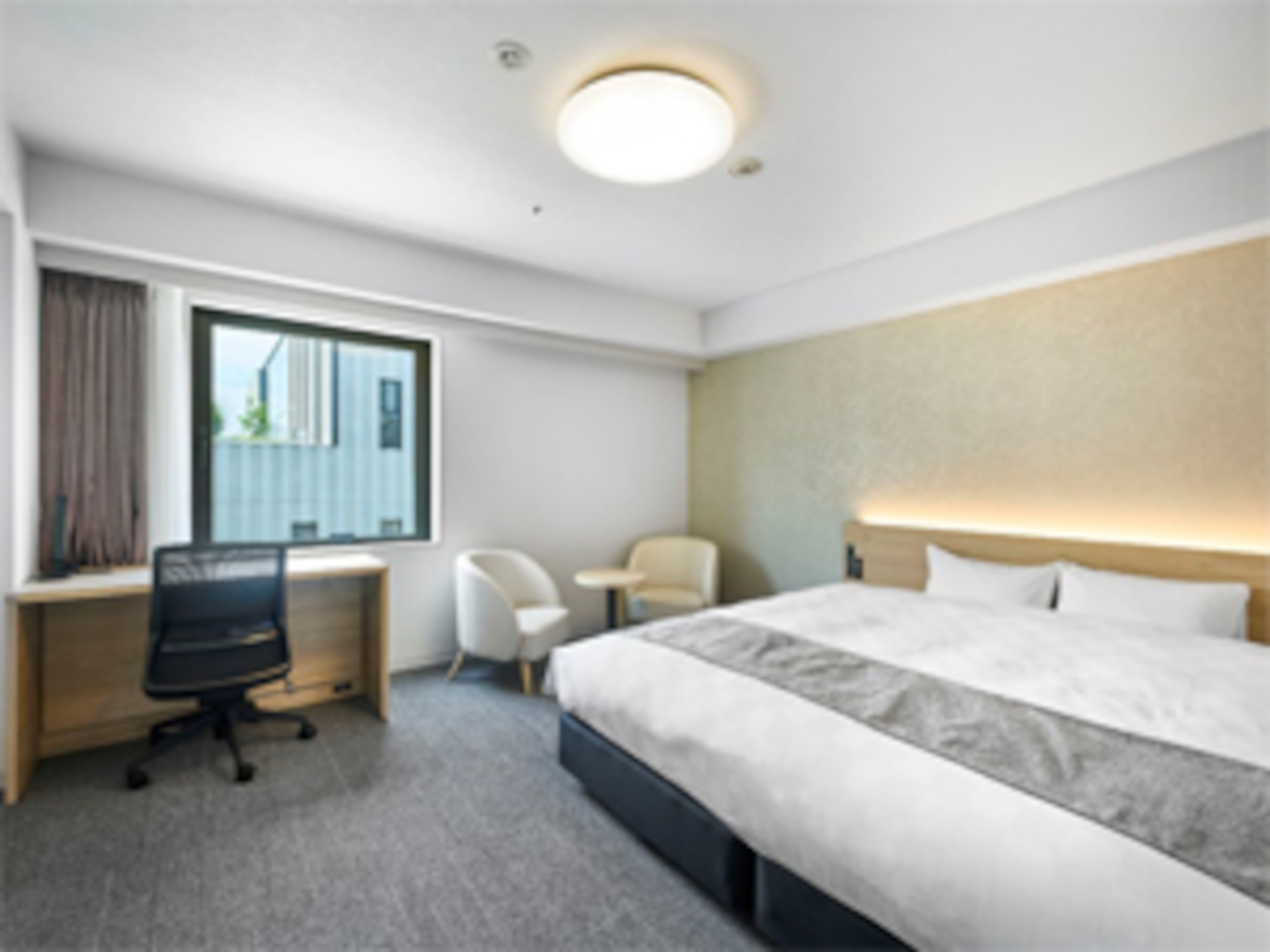 新設したスーペリアキング。約27m<span class="em sup">2</span>のゆとりある空間に幅192cmのキングサイズベッド1台を設置している